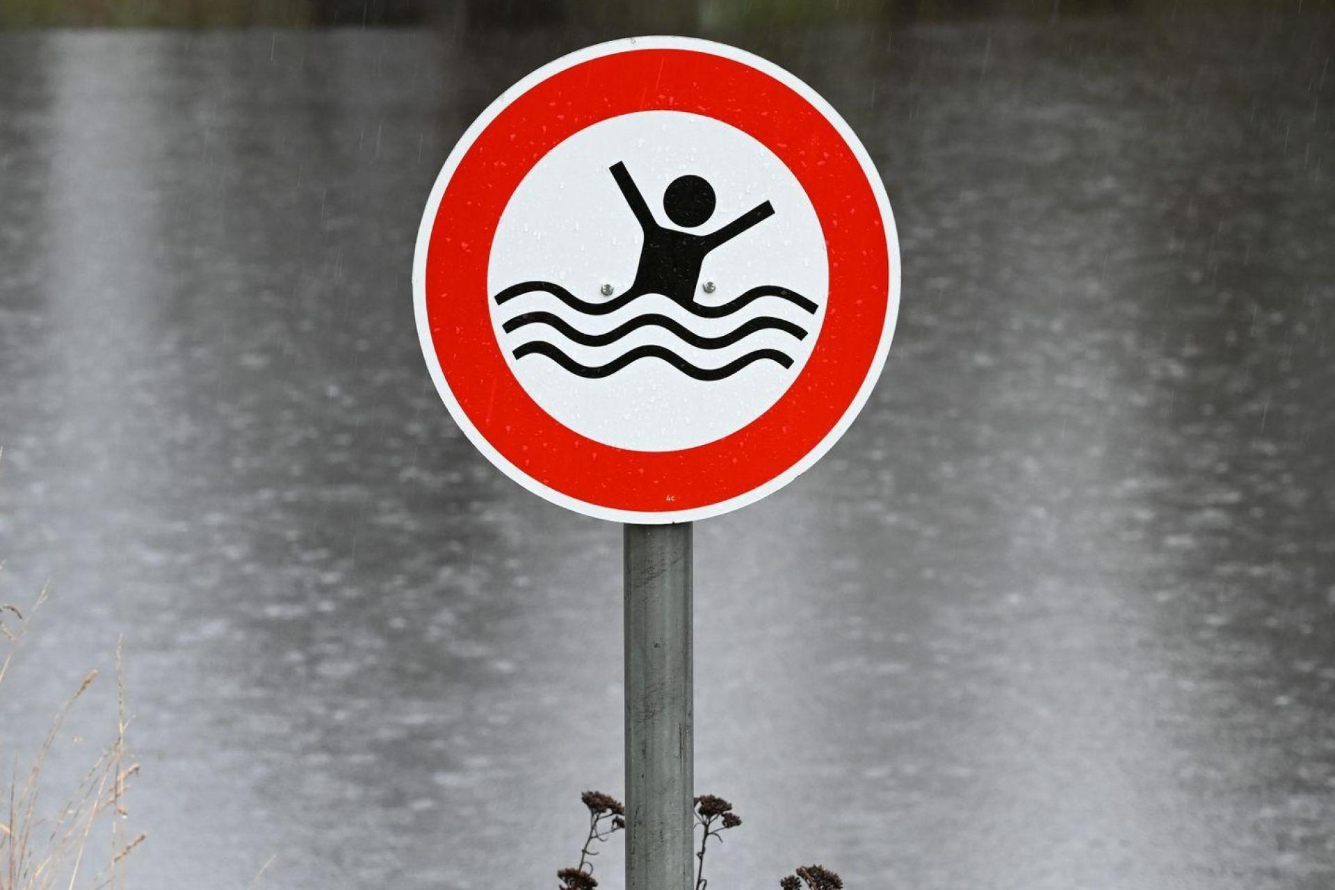 Ein 74-Jähriger erlitt bei einem Badeausflug in Weiherhammer einen Schwächeanfall.  (Symbolbild: Uwe Zucchi/dpa)