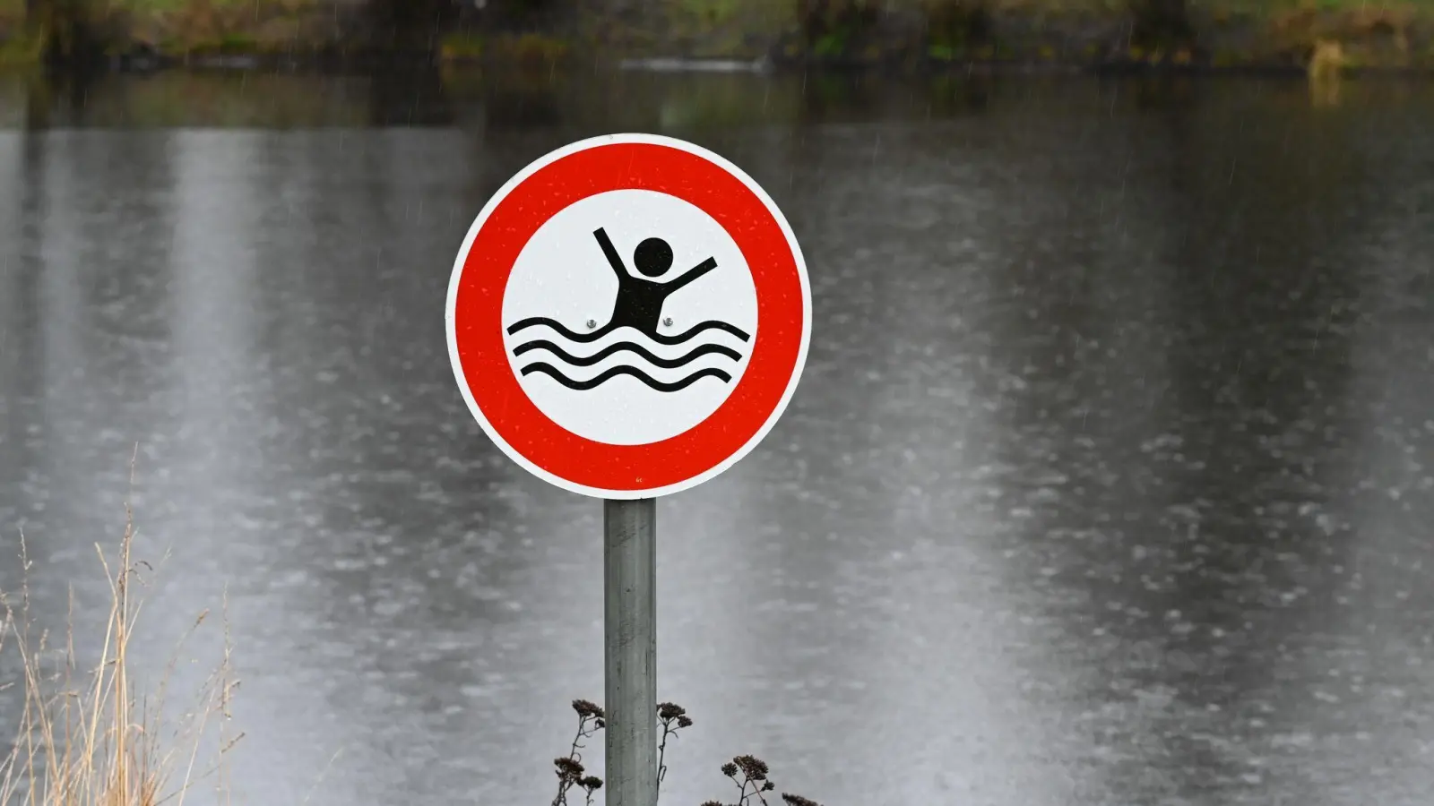 Ein 74-Jähriger erlitt bei einem Badeausflug in Weiherhammer einen Schwächeanfall.  (Symbolbild: Uwe Zucchi/dpa)