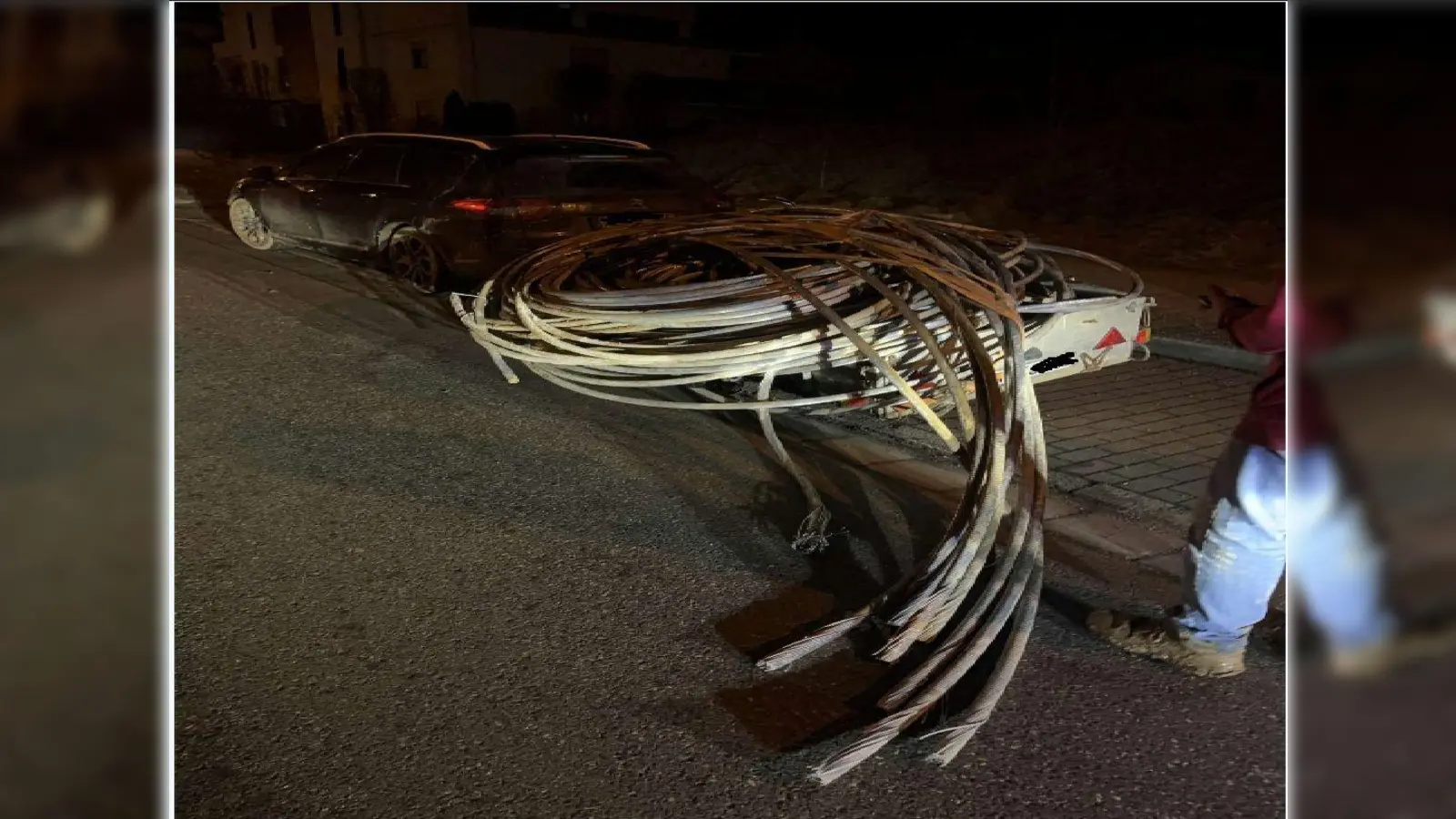 Deutlich überladen war der Anhänger eines 64-Jährigen, der damit in Weiden unterwegs war. Doch nicht nur das: Seine Ladung war Diebesgut, das er zuvor von einer Baustelle in Altenstadt/WN gestohlen hatte.  (Bild: Polizei Weiden)