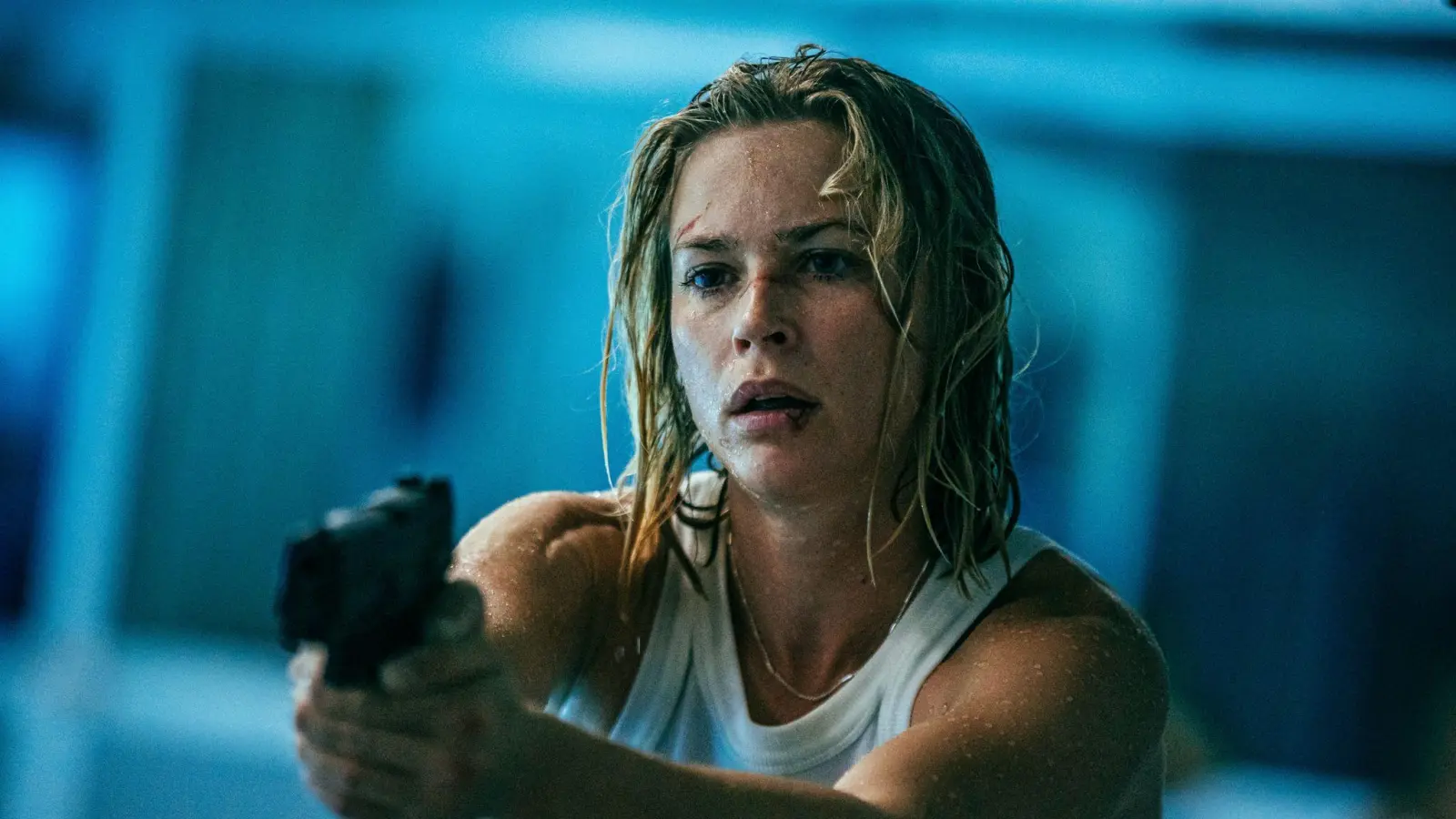 Gibt in „Exterritorial“ alles: Jeanne Goursaud spielt die Ex-Elitesoldatin Sara Wulf, die um ihren Sohn kämpft. (Foto: Netflix) (Bild: Sasha Ostrov /netflix/dpa)