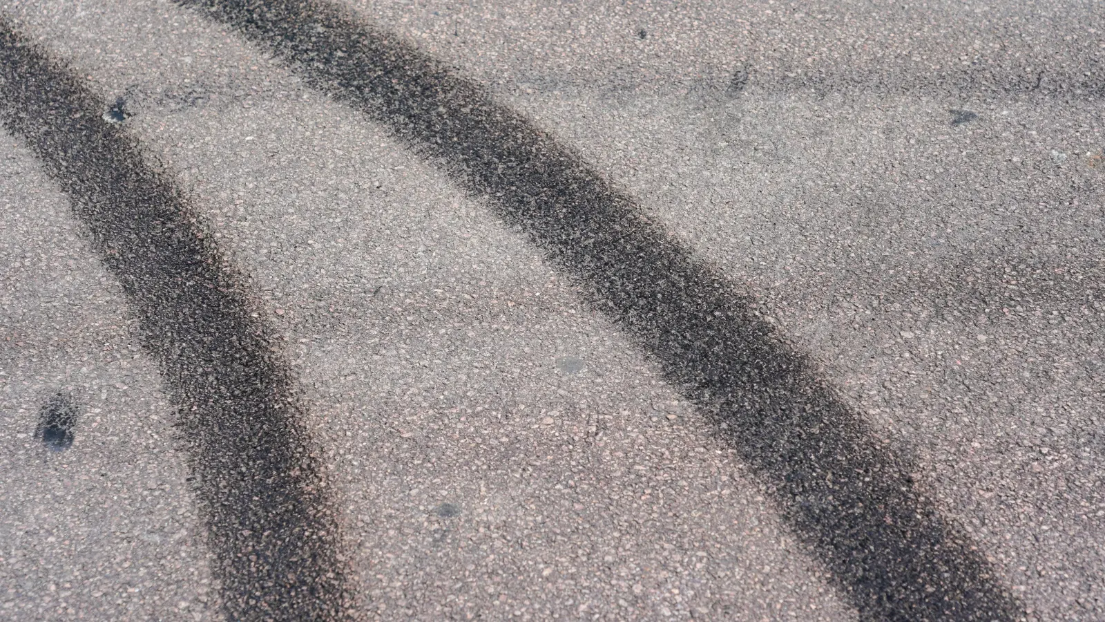 Ein Driftversuch endete in Weiden mit einem Verkehrsunfall.  (Symbolbild: Peter Endig/dpa)