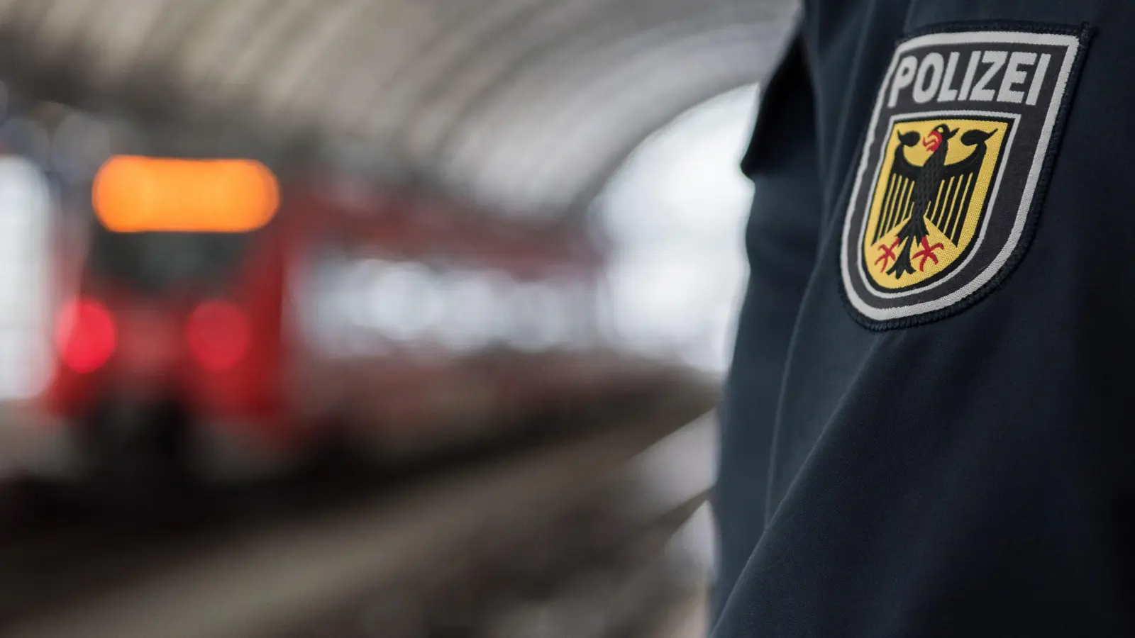Ein 22-jähriger Tunesier wird am Bahnhof Weiden festgenommen. Er war bereits an der deutsch-schweizerischen Grenze zurückgewiesen worden. (Symbolbild: Bundespolizei)