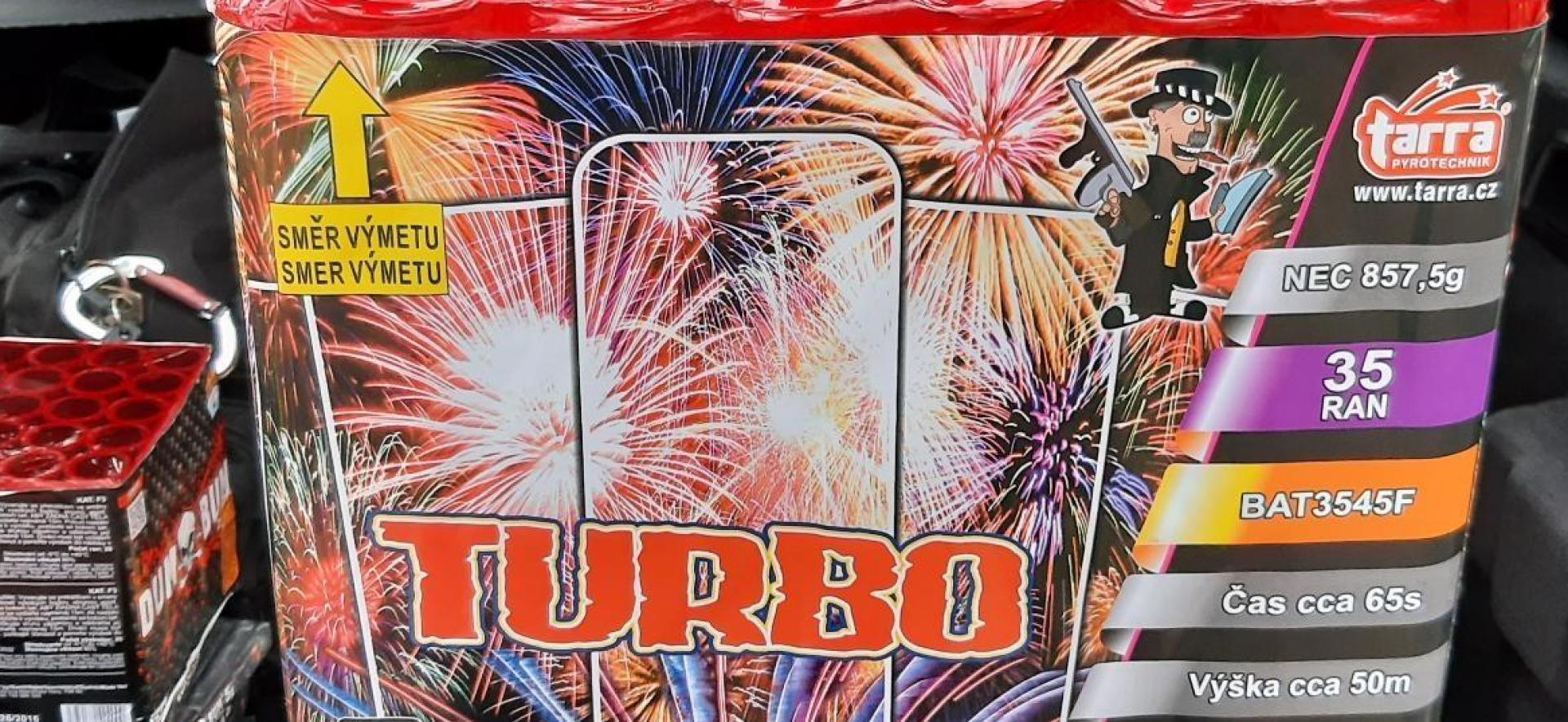 Bis unter die Fahrzeugdecke seinen Kofferraum mit verbotener Pyrotechnik vollgestopft hatte ein 30-jähriger Rumäne, den die Bundespolizei im Raum Waldsassen kontrollierte. (Bild: Bundespolizei/exb)