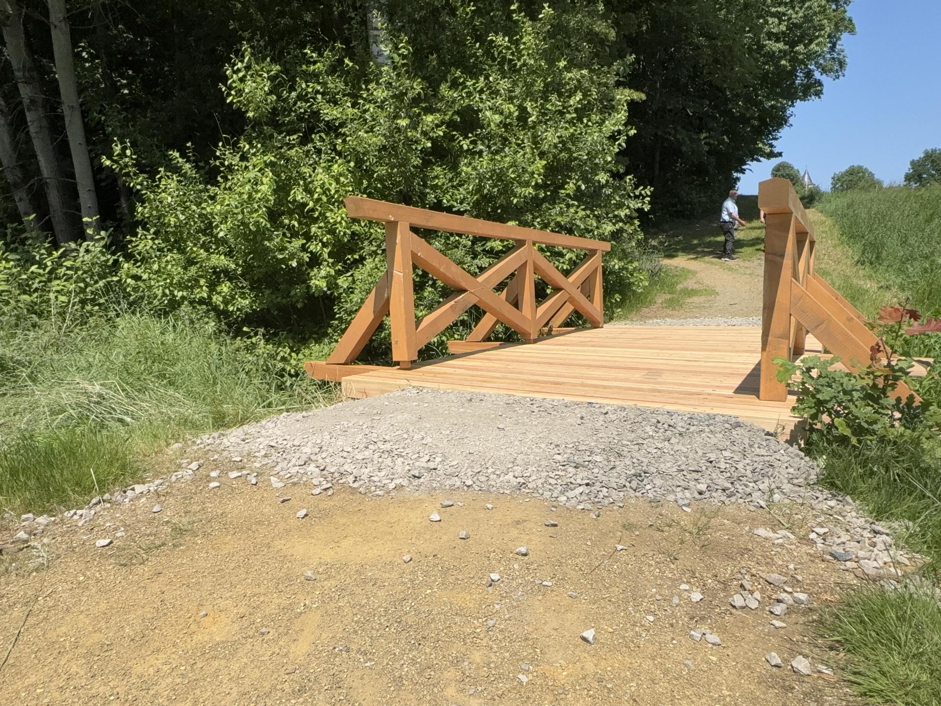 Das Geländer der gerade erst reparierten Holzbrücke in Waldthurn ist erneut beschädigt worden. Der Verursacher flüchtete.  (Bild: Polizeiinspektion Vohenstrauß/exb)