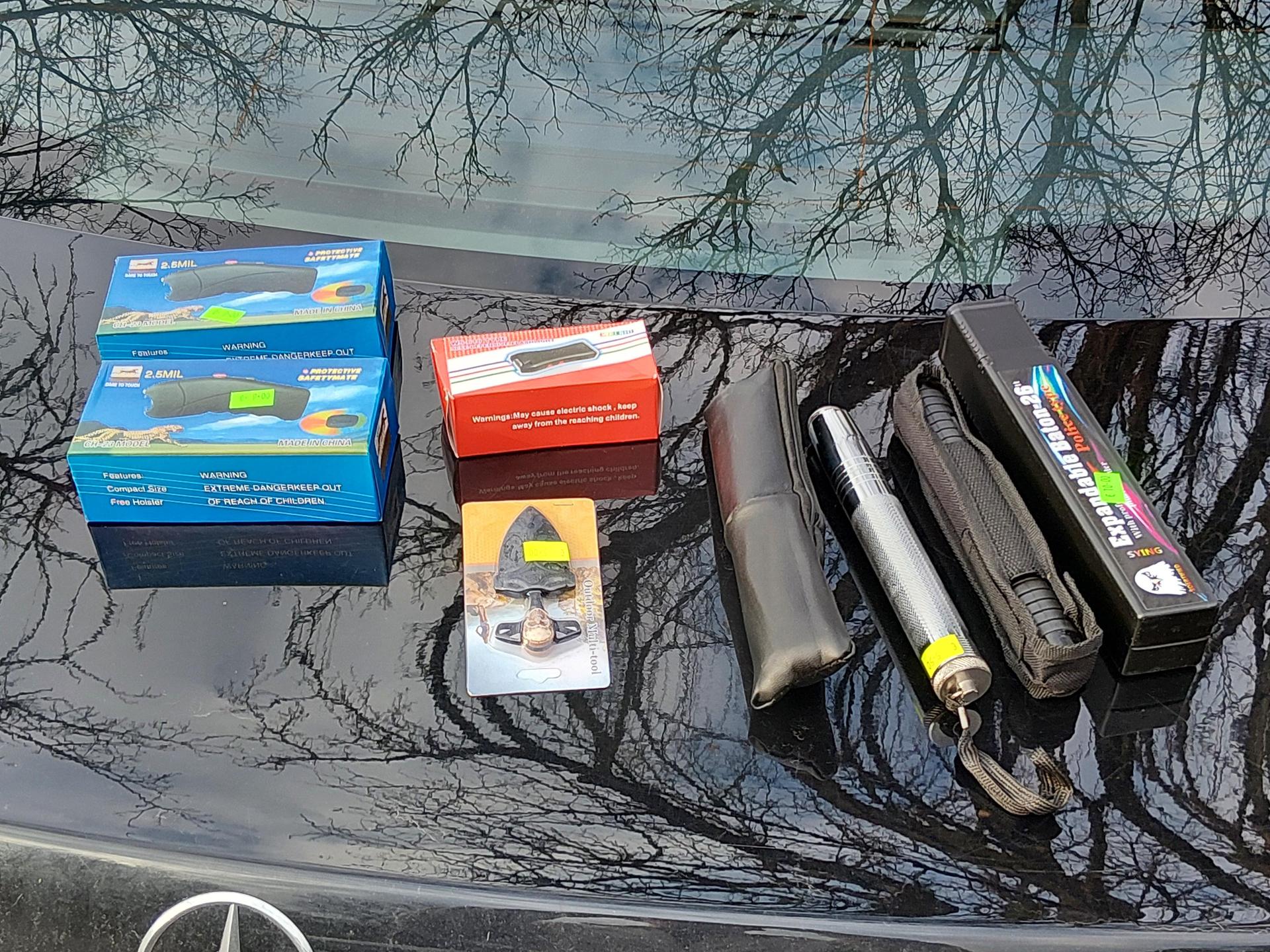 Die Bundespolizeiinspektion Waidhaus hat am Wochenende bei Kontrollen auf der A6 und in Waldsassen zahlreiche Waffen und verbotene Pyrotechnik sichergestellt. (Bild: Bundespolizei)