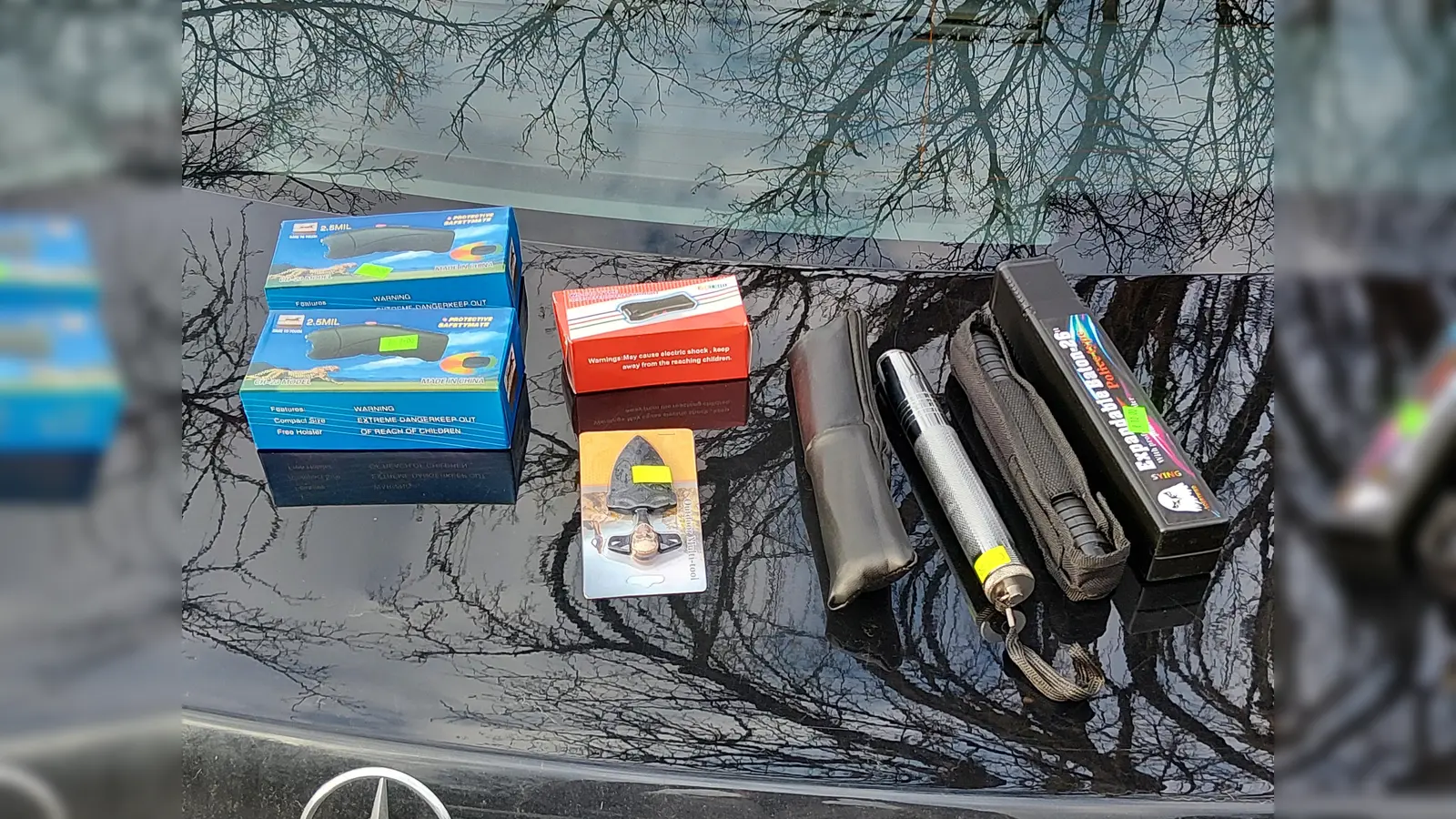 Die Bundespolizeiinspektion Waidhaus hat am Wochenende bei Kontrollen auf der A6 und in Waldsassen zahlreiche Waffen und verbotene Pyrotechnik sichergestellt. (Bild: Bundespolizei)
