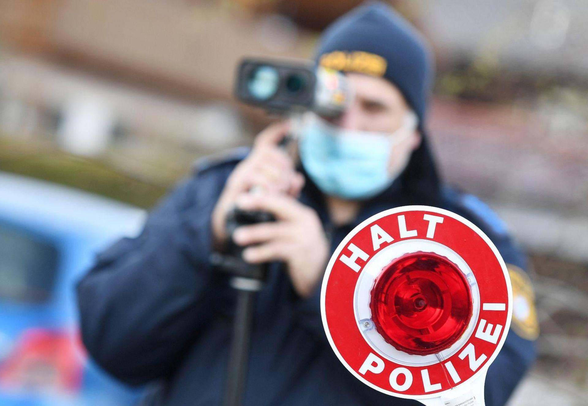 Die Verkehrspolizei Weiden hat zum Schulbeginn Geschwindigkeitskontrollen in Kirchenthumbach, Kemnath und Plößberg durchgeführt. (Bild: Angelika Warmuth/dpa/Symbolbild)