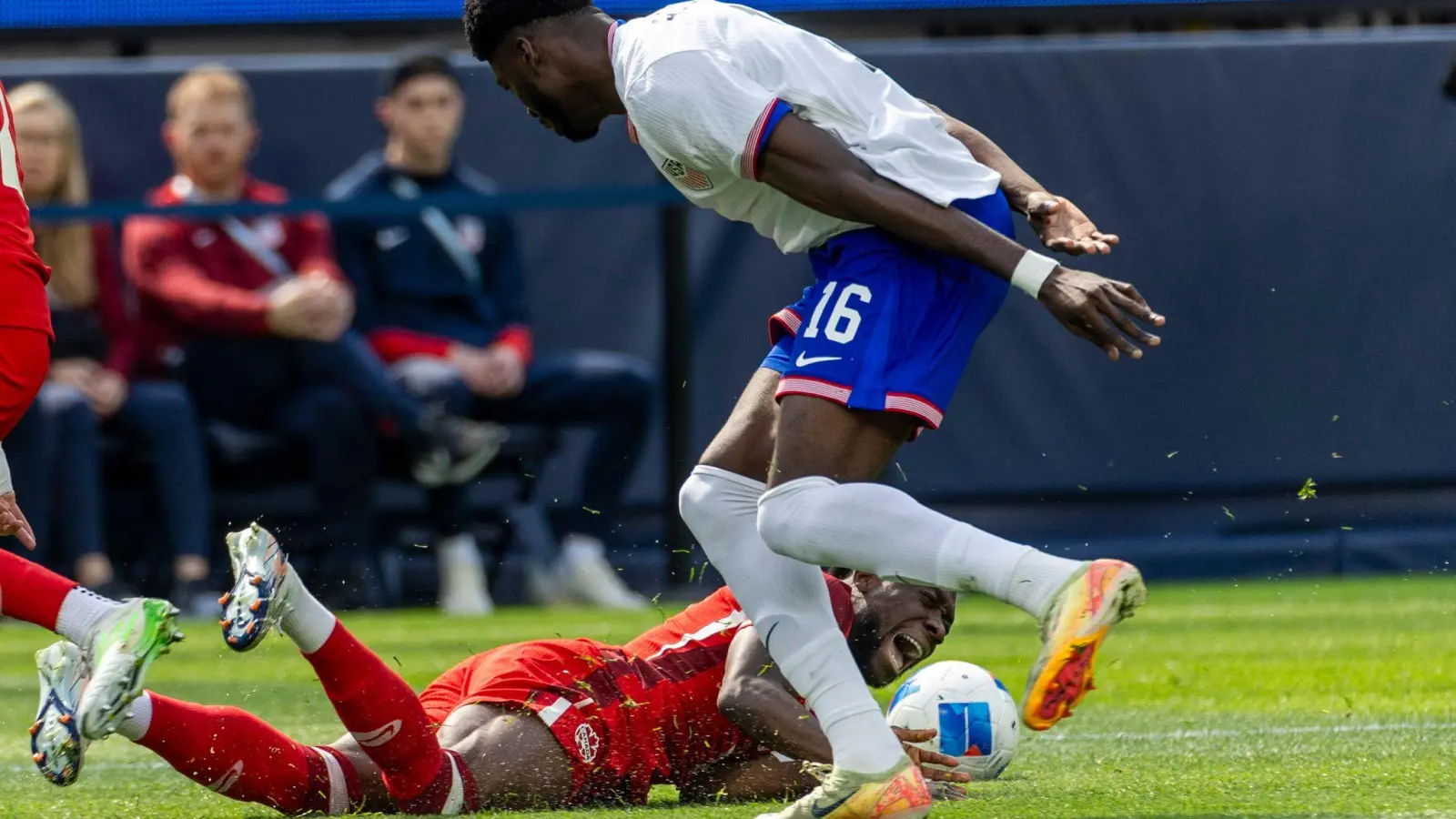 Alphonso Davies (unten) verletzte sich im Länderspiel gegen die USA. (Bild: Ringo Chiu/ZUMA Press Wire/dpa)