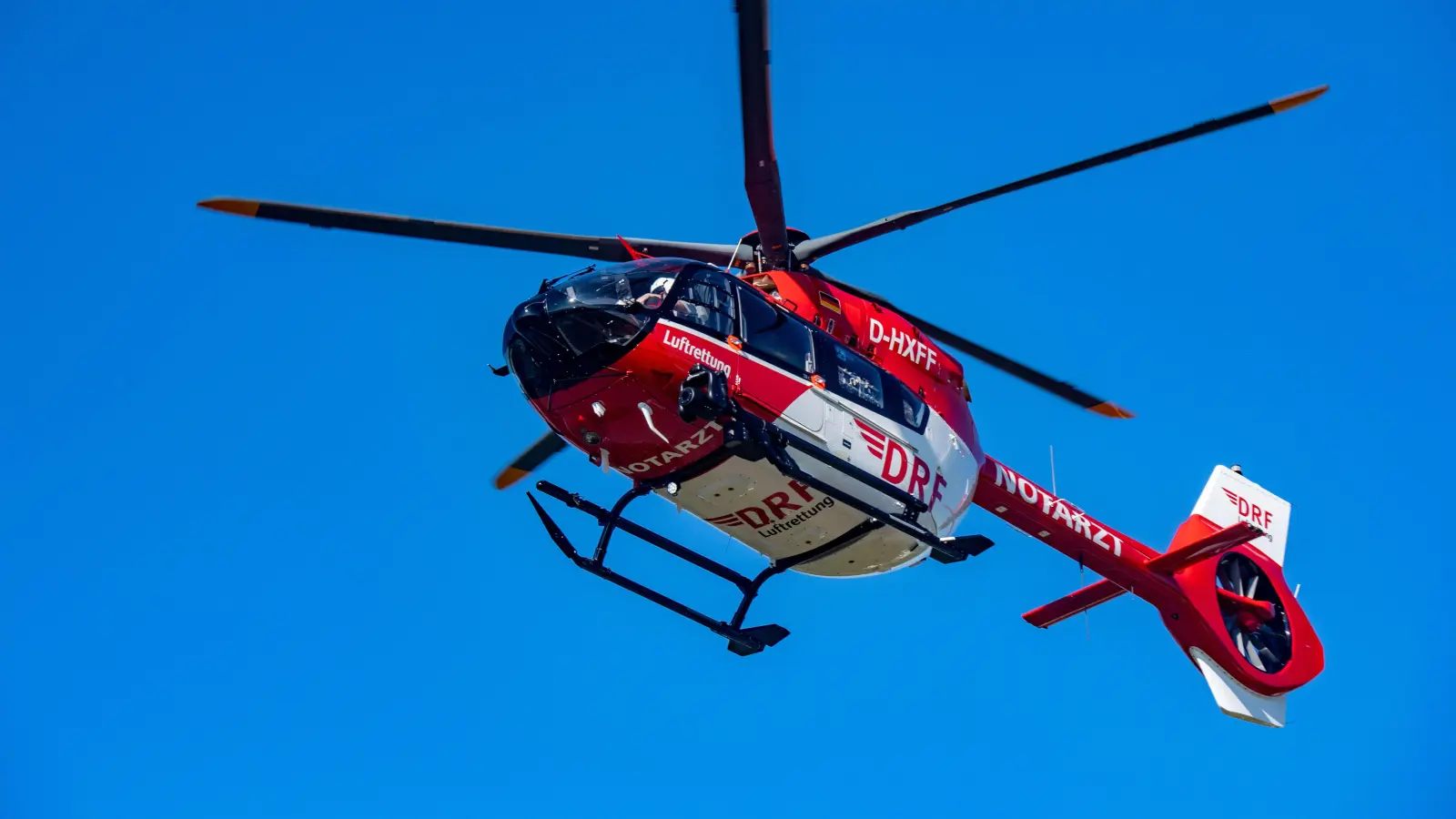 Ein 24-jähriger Motorradfahrer stürzt bei Flossenbürg schwer und wird mit dem Helikopter ins Krankenhaus gebracht. Die Polizei ermittelt die Unfallursache. (Symbolbild: Stefan Sauer)