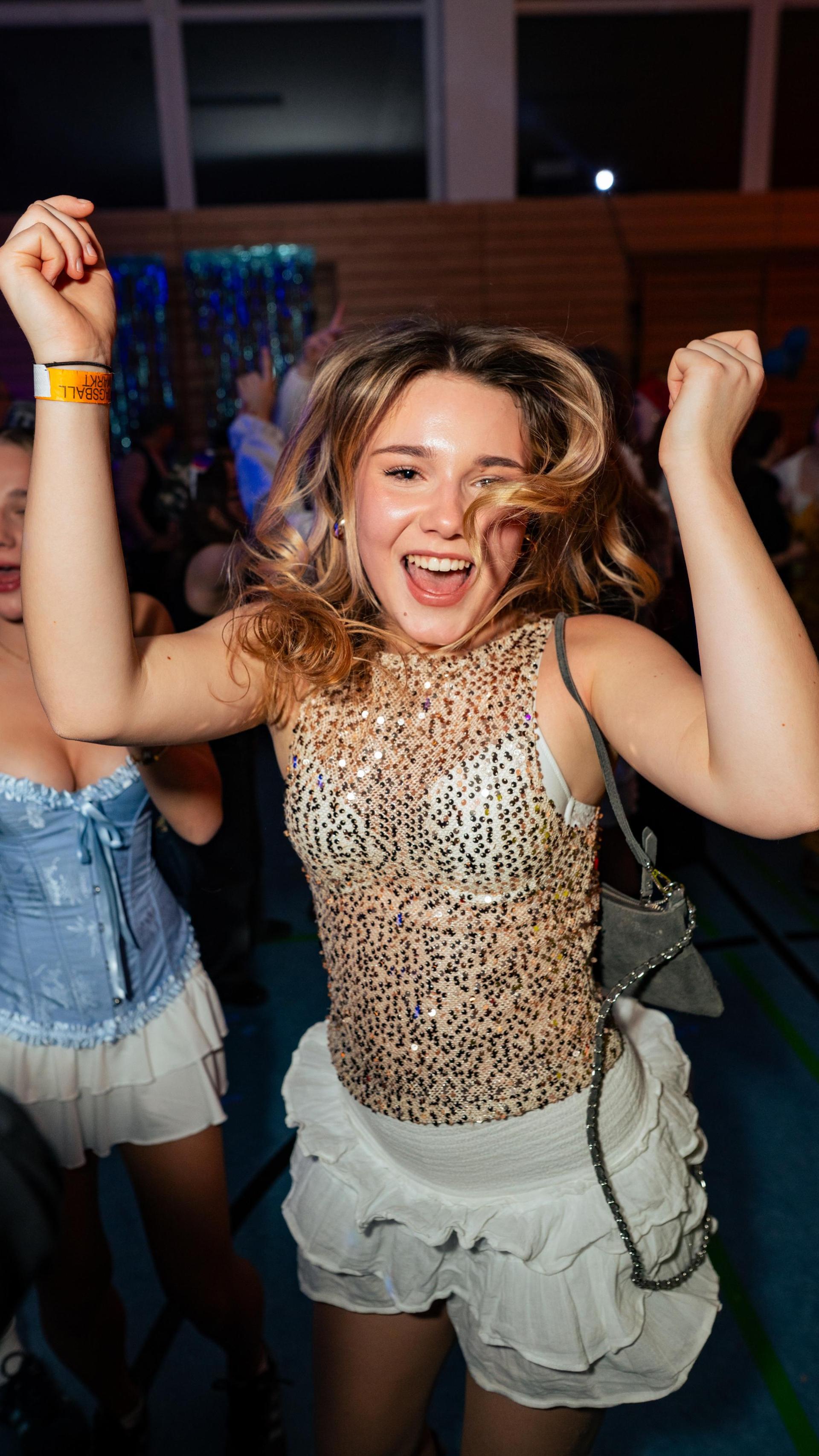 Beim Faschingsball des FC Luhe gings mit Vollgas weiter im Faschingstreiben.  (Bild: Hannes Stock)