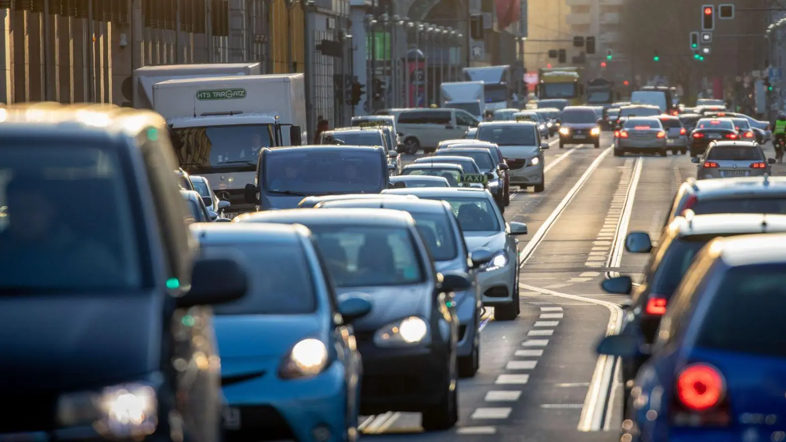 Mit Beginn der dunklen Jahreszeit achtet die Polizei in der Oberpfalz verstärkt auf die Beleuchtung von Fahrzeugen. (Symbolbild: Kay Nietfeld/dpa/dpa-tmn)