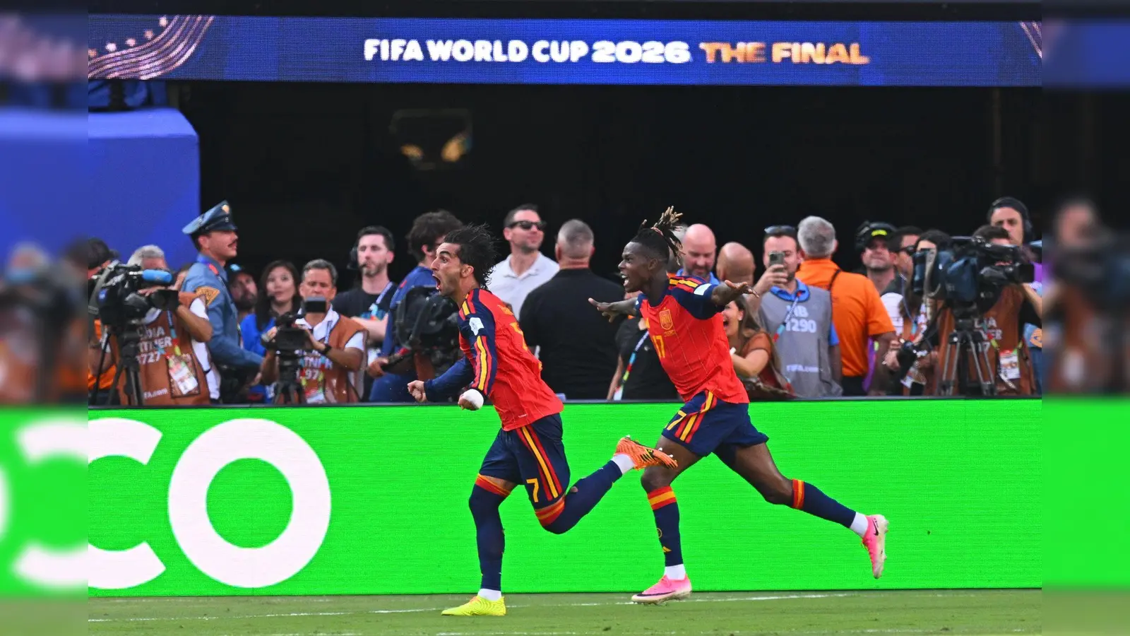 Torres erzielt das ersehnte Tor zum 1:0. (Bild: Tom Weller/dpa)