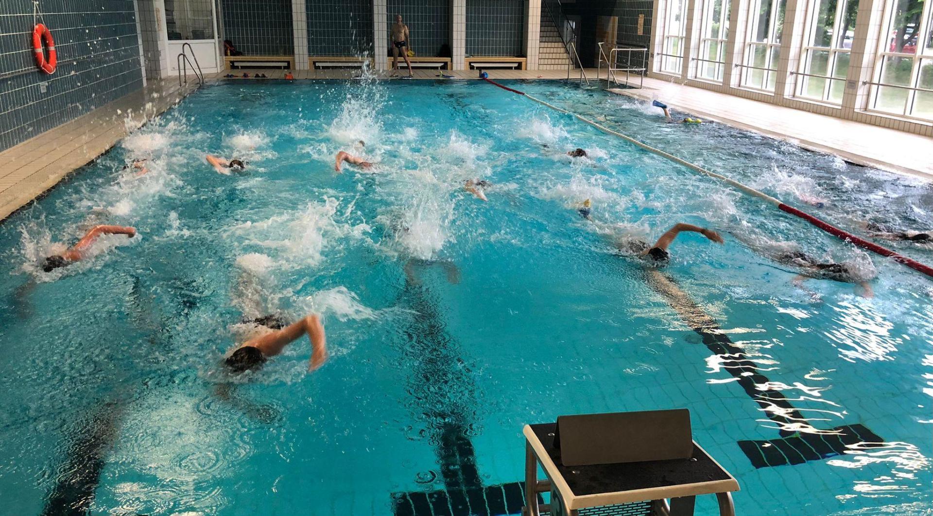 Erstmal wird hier nicht mehr geschwommen: Das Hallenbad Vohenstrauß ist bis auf Weiteres geschlossen. (Archivbild: Georg Breu/exb)