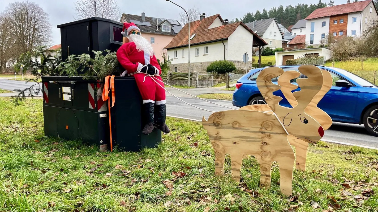 Der Weihnachtsmann ist eine Deko-Idee des Zweckverbands für Kommunale Verkehrsüberwachung in Amberg.  (Bild: Gabi Schönberger)