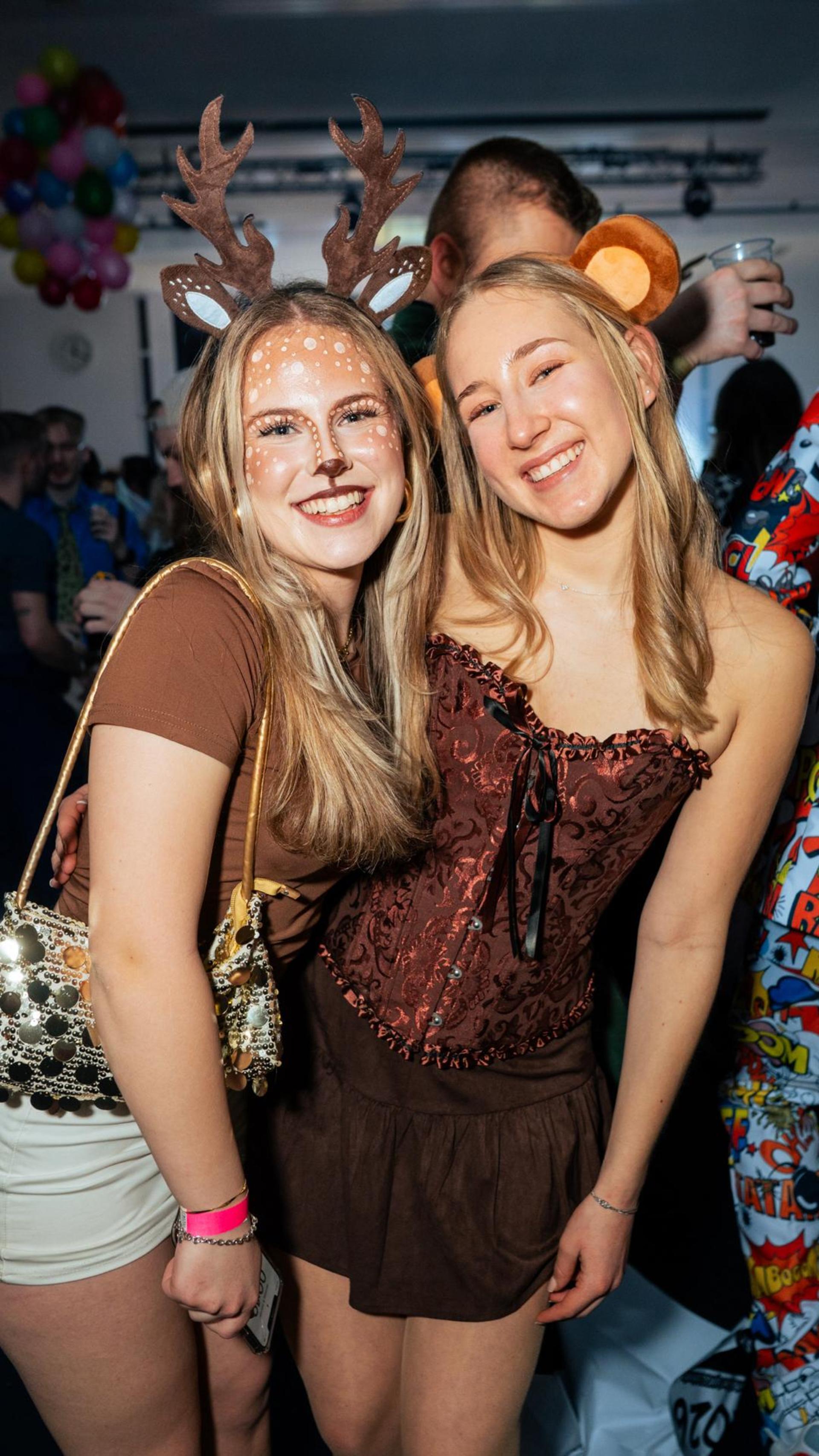 Am Sportlerball in Schirmitz gings mit Vollgas weiter im Faschingstreiben.  (Bild: Hannes Stock)
