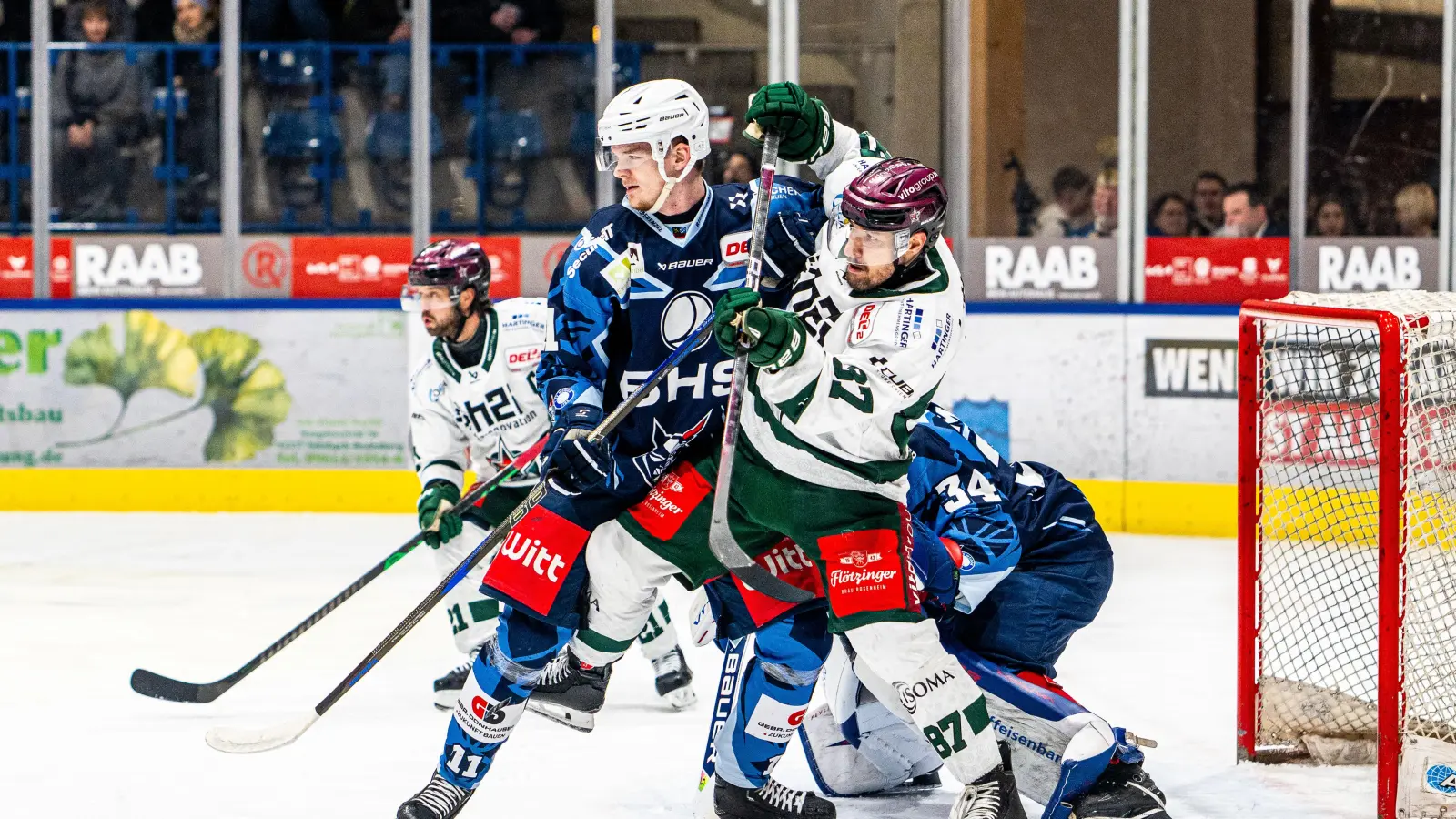 Luis Marusch (blaues Trikot) räumt in dieser Szene den Rosenheimer Fabian Dietz aus dem Weidener Torraum. Beim 3:1-Heimsieg der Blue Devils gegen Rosenheim steuerte der Verteidiger auch einen Treffer bei.  (Bild: Elke Englmaier)