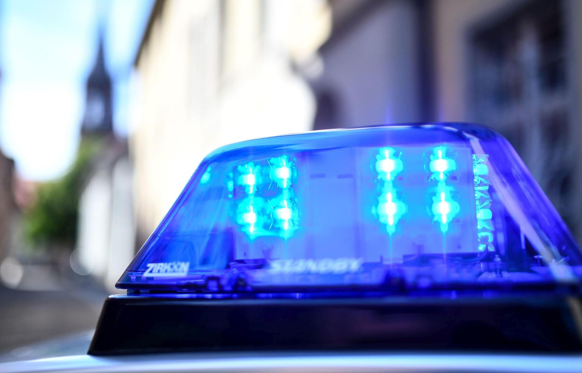 Ein Motorradfahrer stürzt bei einem Überholvorgang in der Nähe von Mantel. (Symbolbild: Patrick Seeger/dpa)
