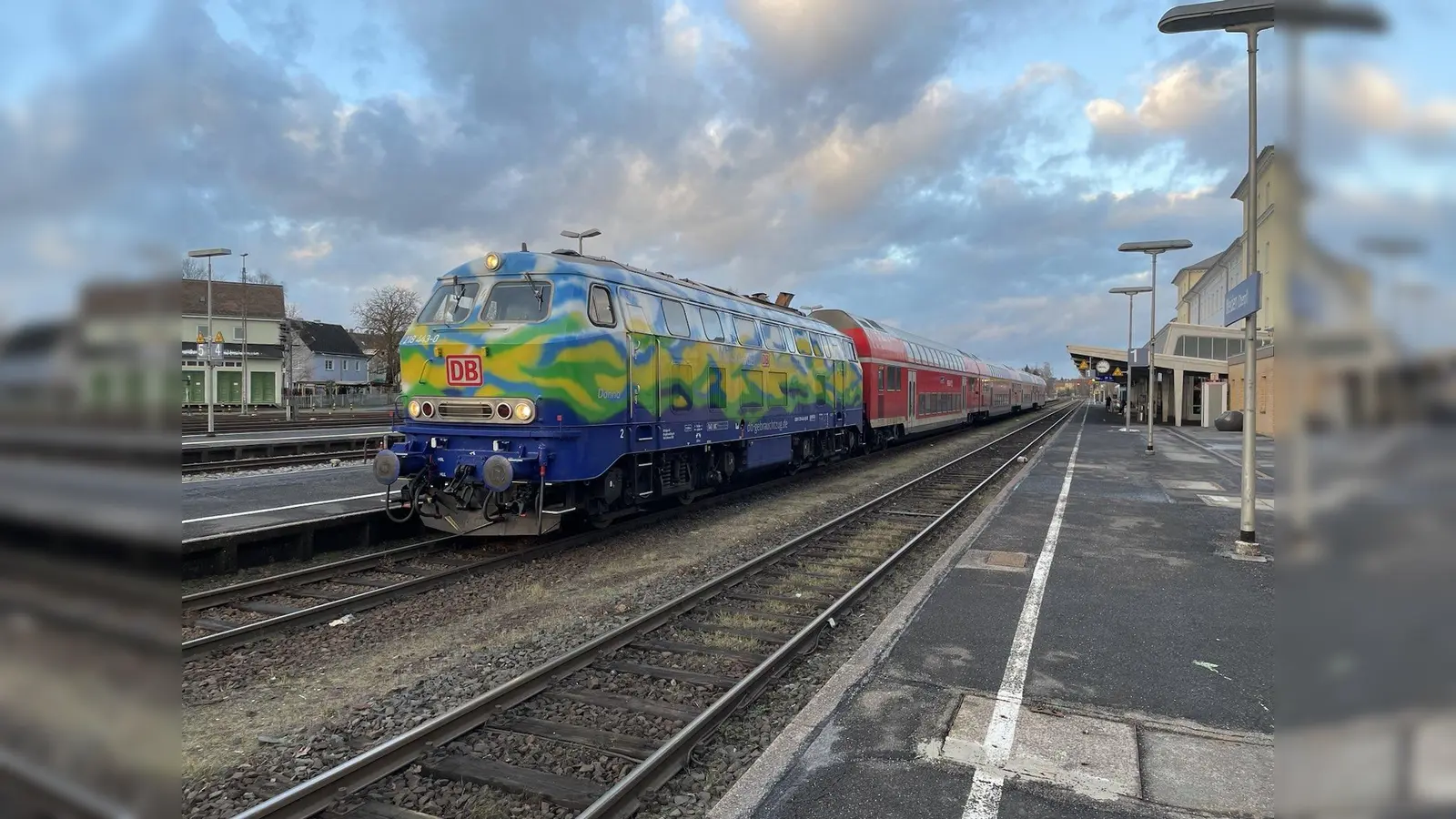 Am Tag nach dem Fahrplanwechsel war die DB-Regio auf der Strecke unterwegs, sogar mit einem Zug mit Sonderlackierung. Danach gab es laut „Pro Bahn” immer häufiger Ausfälle. (Bild: exb)
