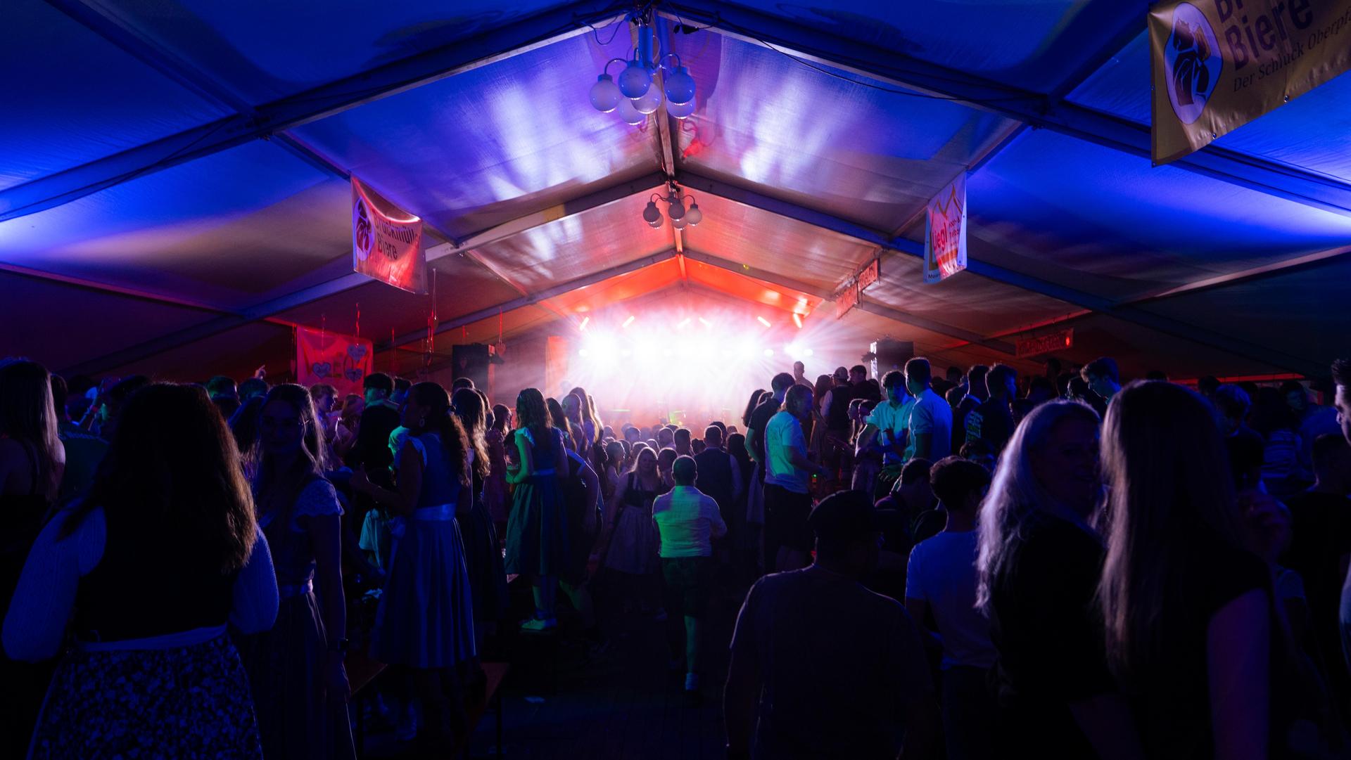 Gute Stimmung, volles Zelt und super Momentaufnahmen. (Bild: Hannes Stock)