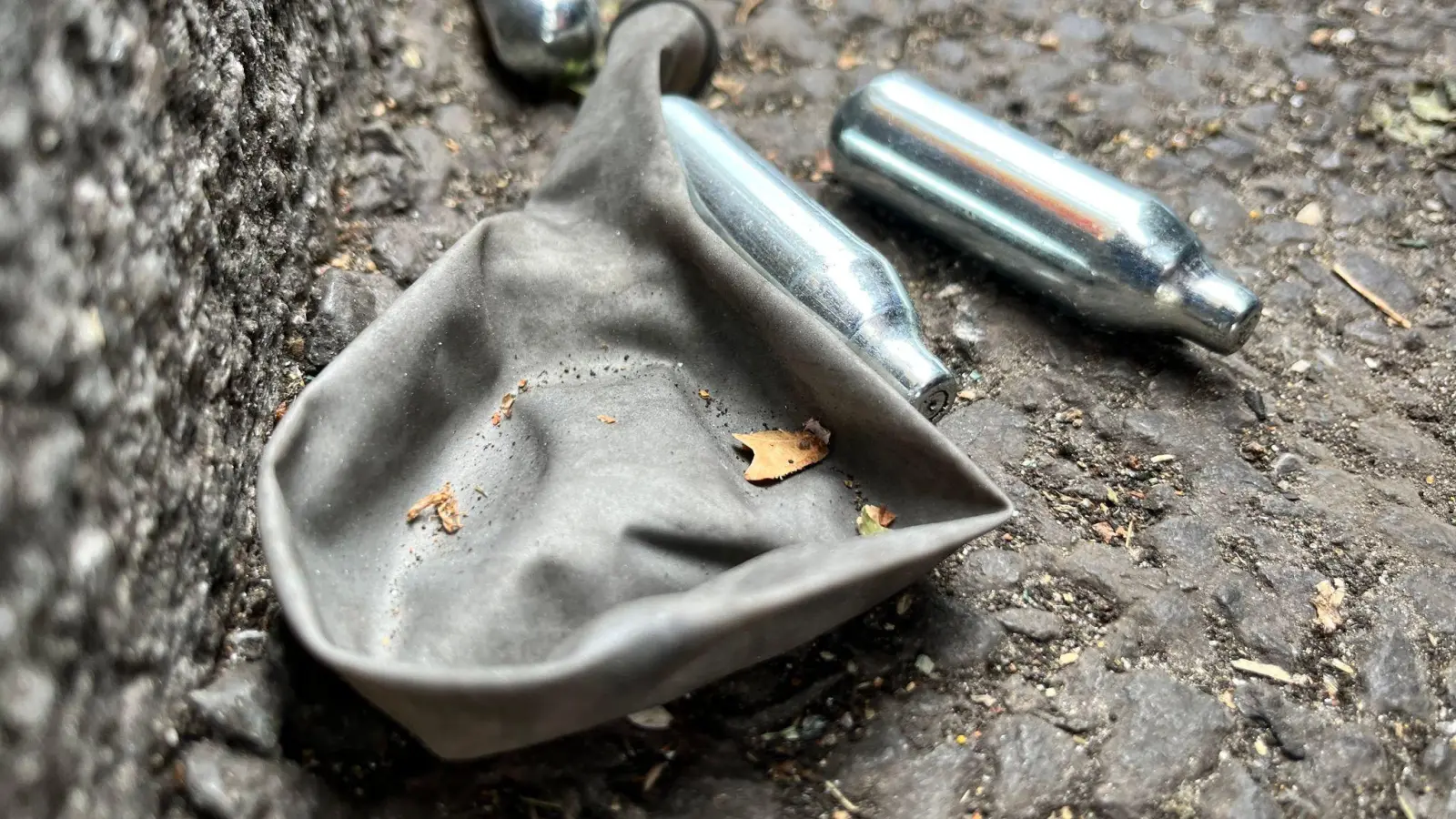 „Lachgas ist kein Spiel und keine harmlose Partydroge, sondern ein hohes Risiko für die Gesundheit“, sagt die Bundesgesundheitsministerin. (Symbolbild: Julia Kilian/dpa)