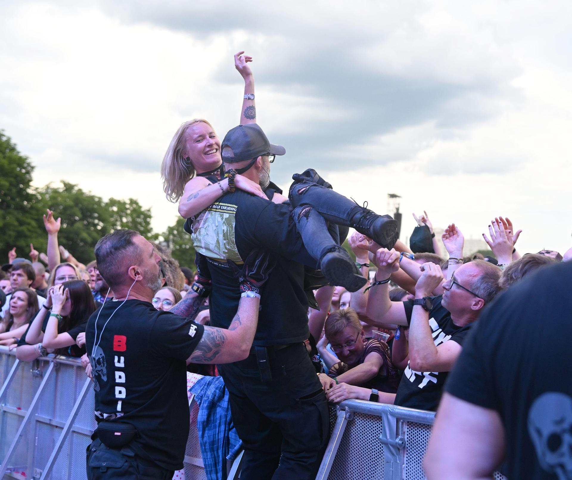 Die Security hat alle Hände voll zu tun. (Bild: Tobias Schwarzmeier)