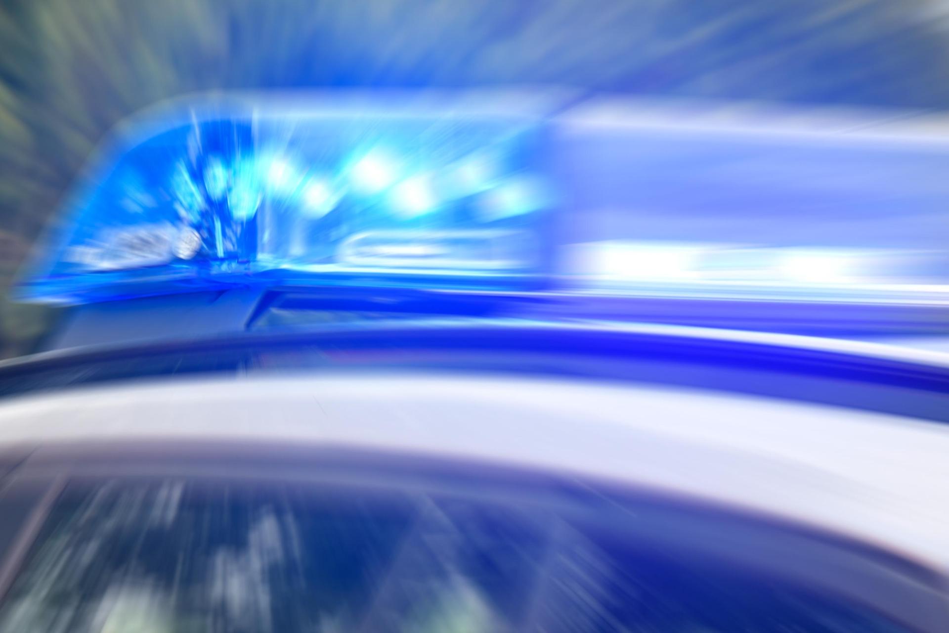 Ein unbekannter Fahrer beschädigt einen blauen VW-SUV am Friedhof in Eslarn und flüchtet. (Symbolbild: Petra Hartl)