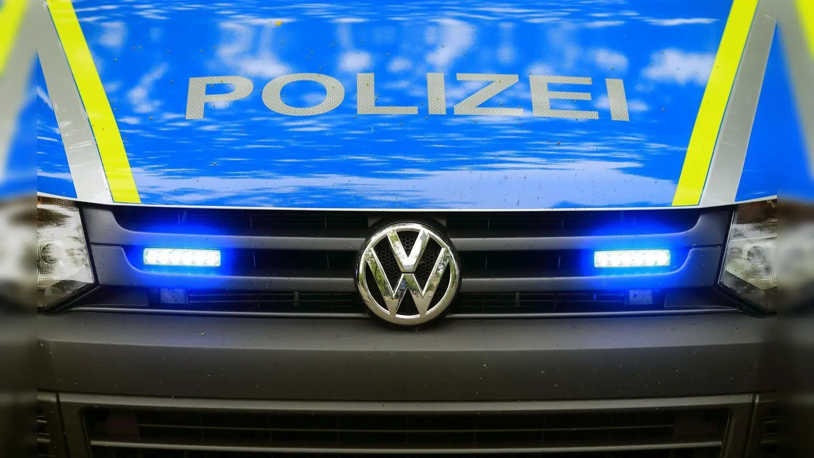 Eine 42-Jährige hat nach einem Polizeieinsatz mehrmals bei der Polizeiinspektion Eschenbach angerufen und Beamte beleidigt. (Symbolbild: Jens Wolf/dpa)
