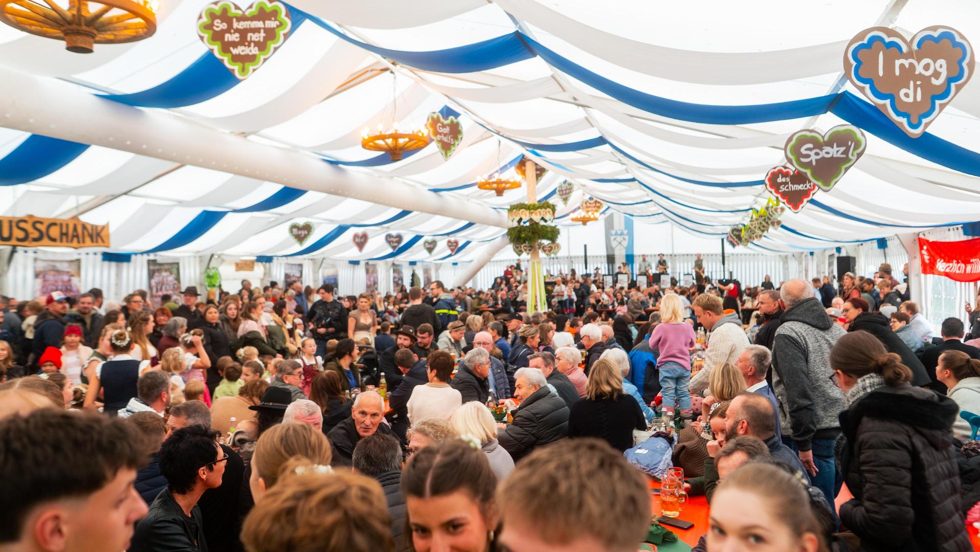 Auch am Sonntag habt ihr auf der Kirwa in Weiherhammer gefeiert. (Bild: Hannes Stock)