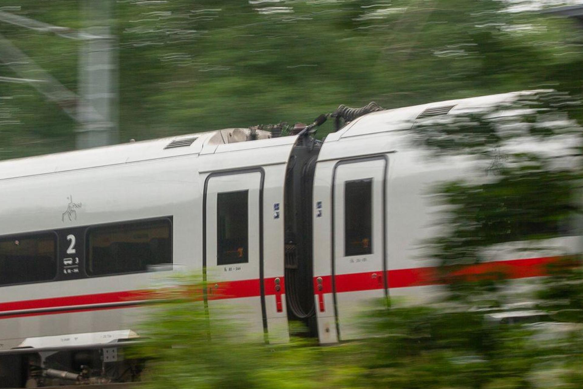 Die Bahn bat die Reisenden um Entschuldigung. (Symbolbild) (Bild: Fernando Gutierrez-Juarez/dpa)
