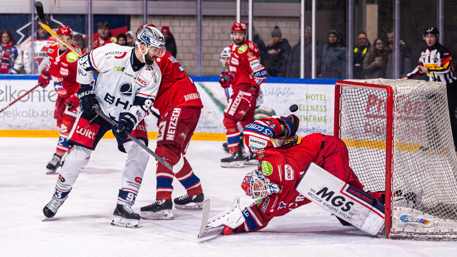 Unglaublich, aber wahr: Dieser Versuch von Lukas Vantuch (weißes Trikot) landete nicht im Selber Tor. Wölfe-Goalie Kevin Carr parierte unter Aufbietung all seiner akrobatischen Fähigkeiten. (Bild: Werner Moller)