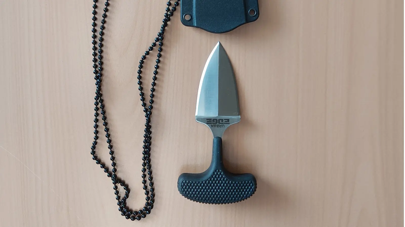 Die Bundespolizei hat bei einer Kontrolle in Waidhaus ein Faustmesser beschlagnahmt. (Bild: Bundespolizei)