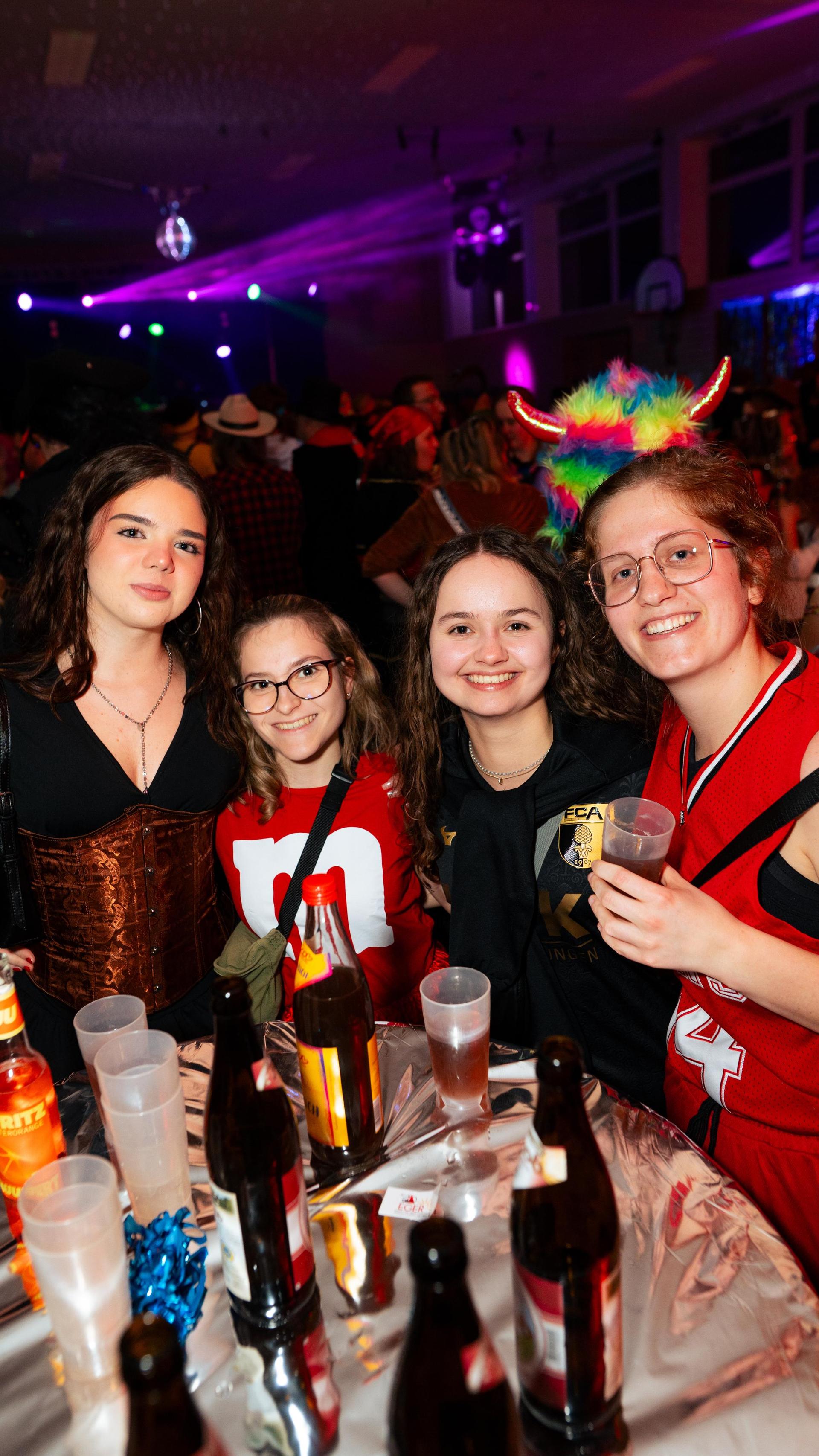 Beim Faschingsball des FC Luhe gings mit Vollgas weiter im Faschingstreiben.  (Bild: Hannes Stock)