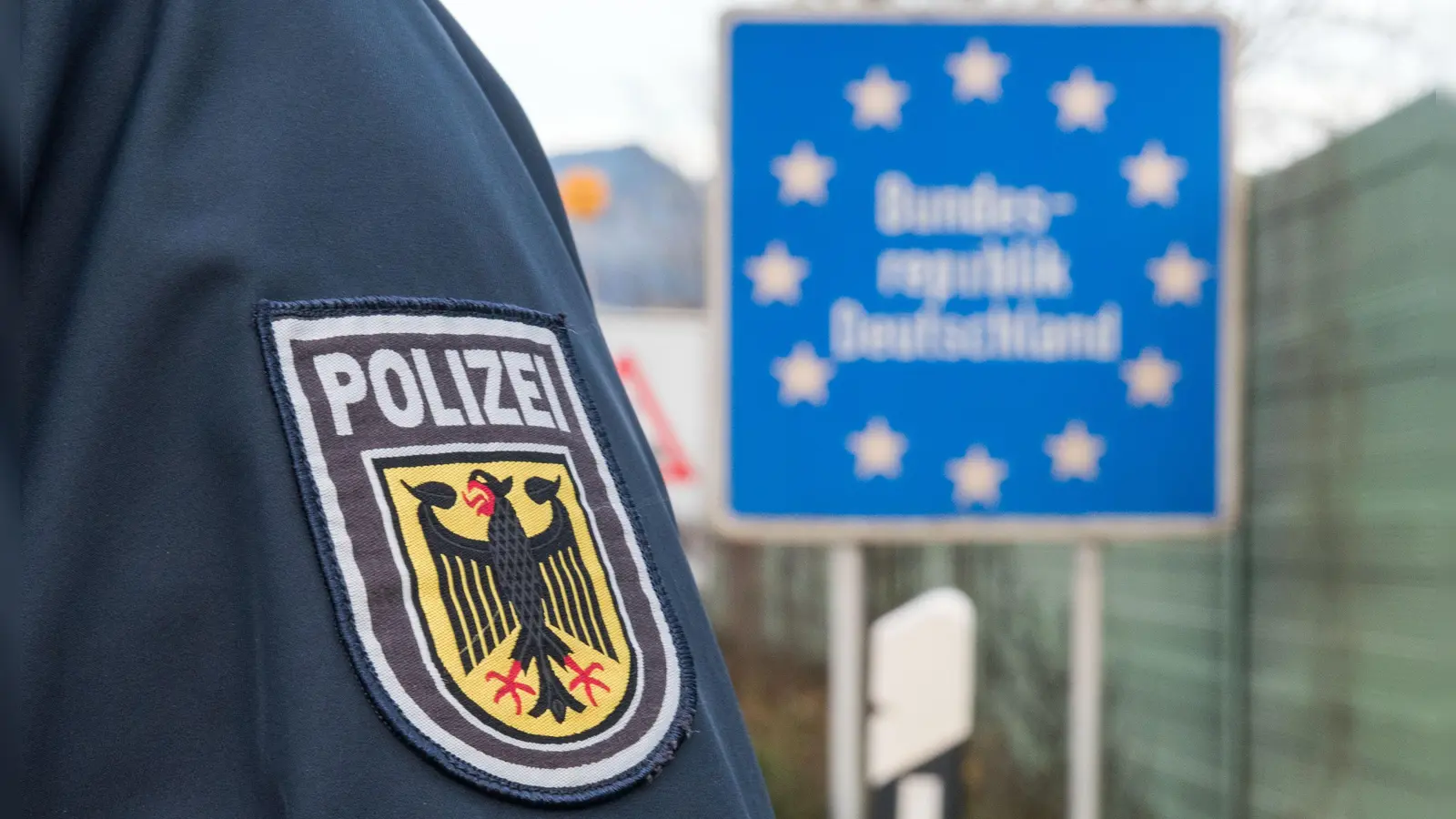 Beamte der Bundespolizeiinspektion Waidhaus vollstreckten in der Nacht zum Donnerstag (16. Juli) bei den Grenzkontrollen an der A6 zwei Haftbefehle. (Symbolbild: Bundespolizei)