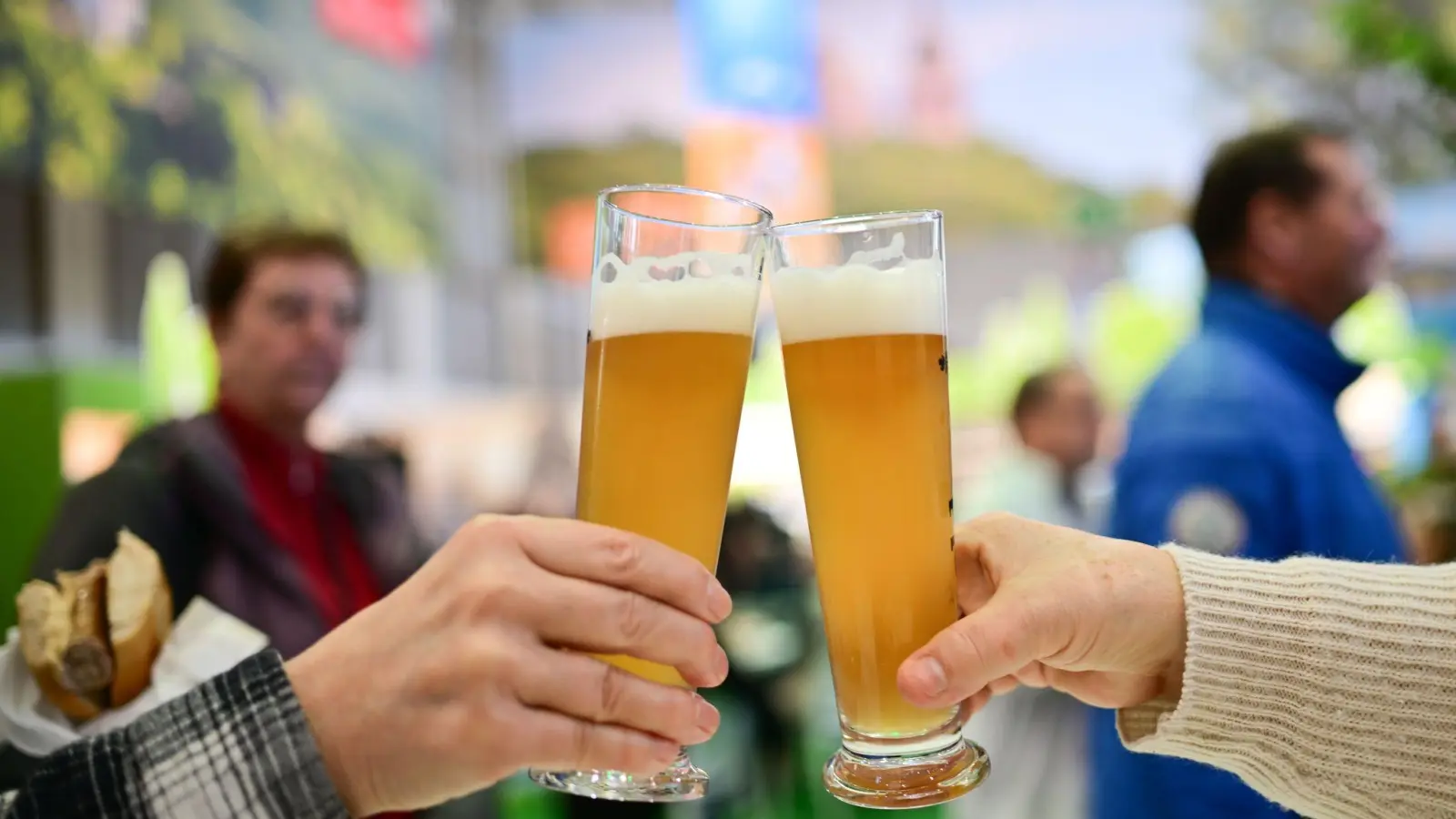 Vorsicht heißt es beim alkoholfreien Hefeweizen der Brauerei Gutmann. (Symbolbild) (Bild: Sebastian Christoph Gollnow/dpa)