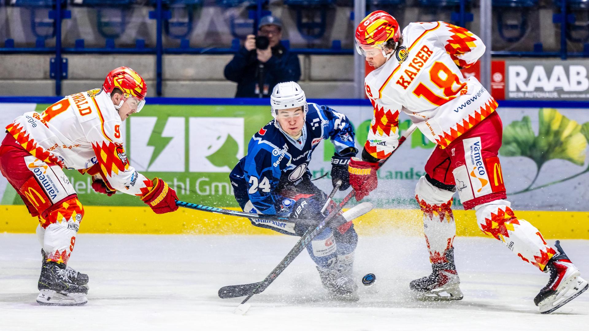 Die Blue Devils Weiden haben die Hürde Kaufbeuren zum ersten Mal übersprungen. In dieser Szene setzt sich Paul Vinzens (Mitte) gegen Max Oswald (links) und Rio Kaiser durch. (Bild: Tobias Neubert)