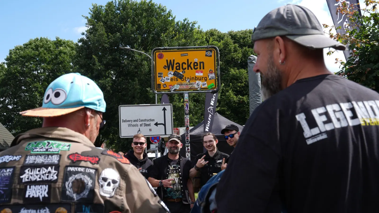 Beliebtes Motiv: Das Ortschild von Wacken. (Bild: Marcus Brandt/dpa)