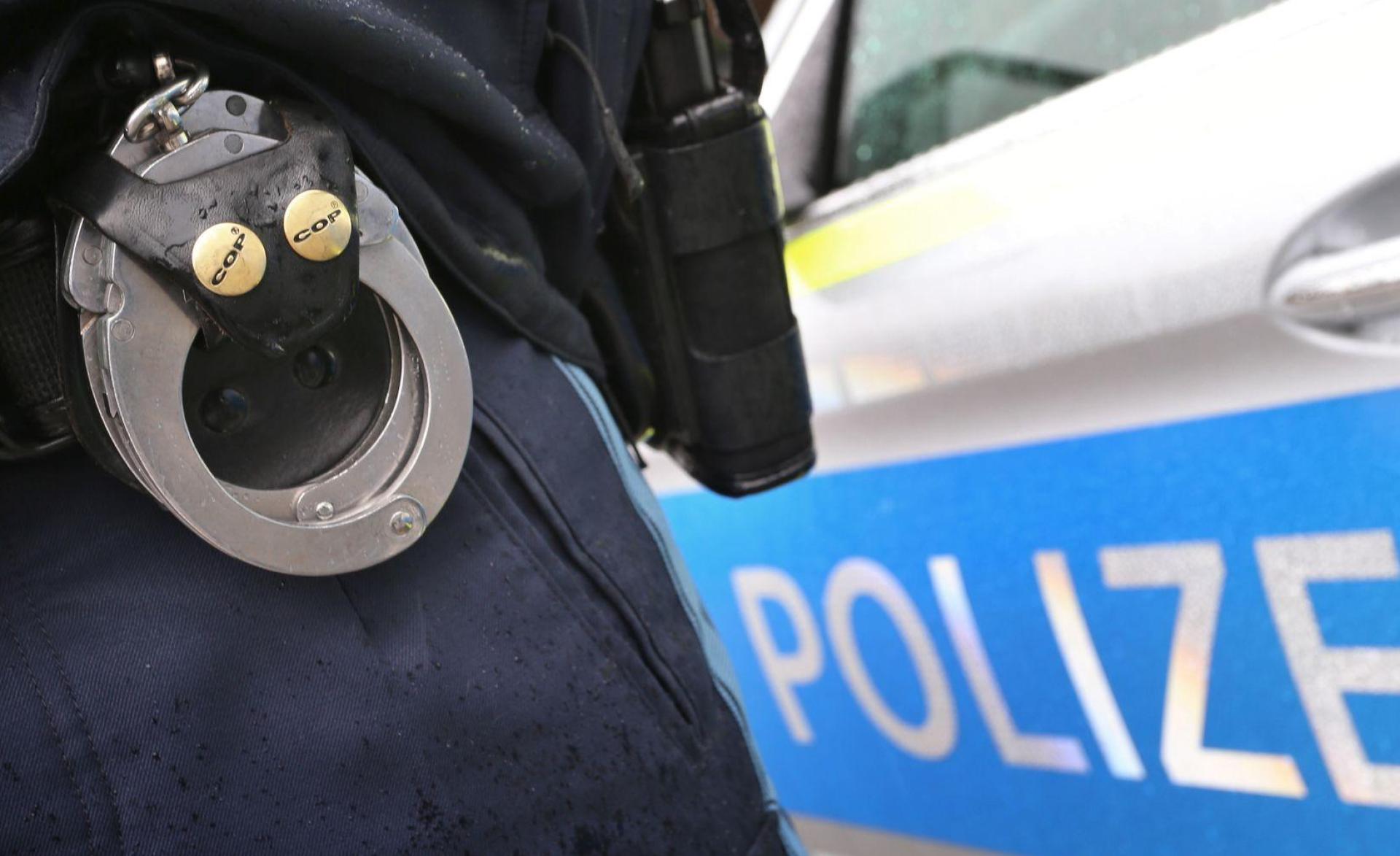 Der 33-Jährige griff einen Polizeibeamten an, als dieser ihn festnehmen wollte. (Symbolbild) (Bild: Karl-Josef Hildenbrand/dpa)