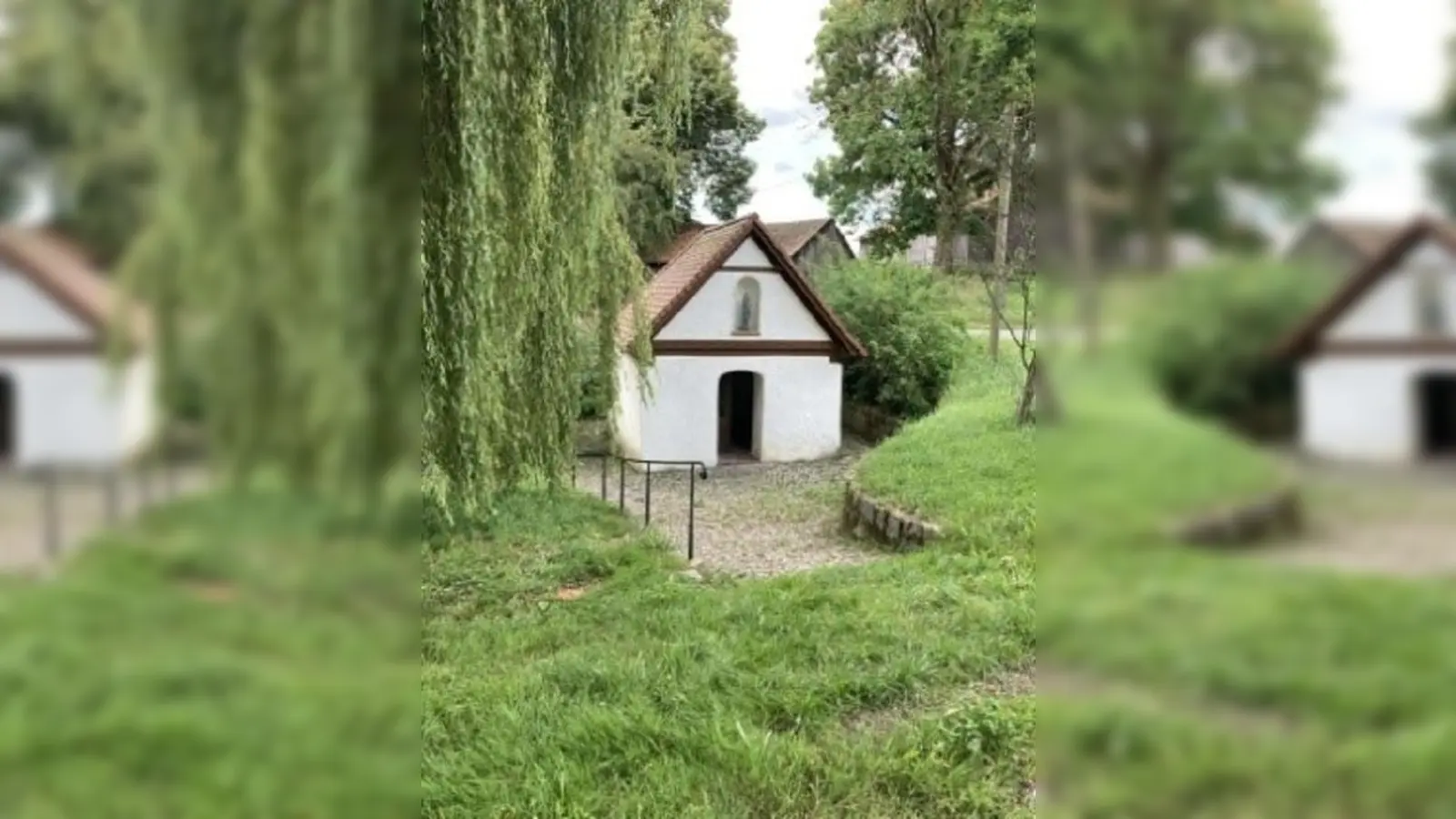 Laut Polizeiinspektion Neustadt/WN fehlen aus der Kapelle Wöllershof mehrere Gegenstände. Auch die Fenster der Kapelle sind demoliert.  (Bild: Polizei Neustadt/WN)