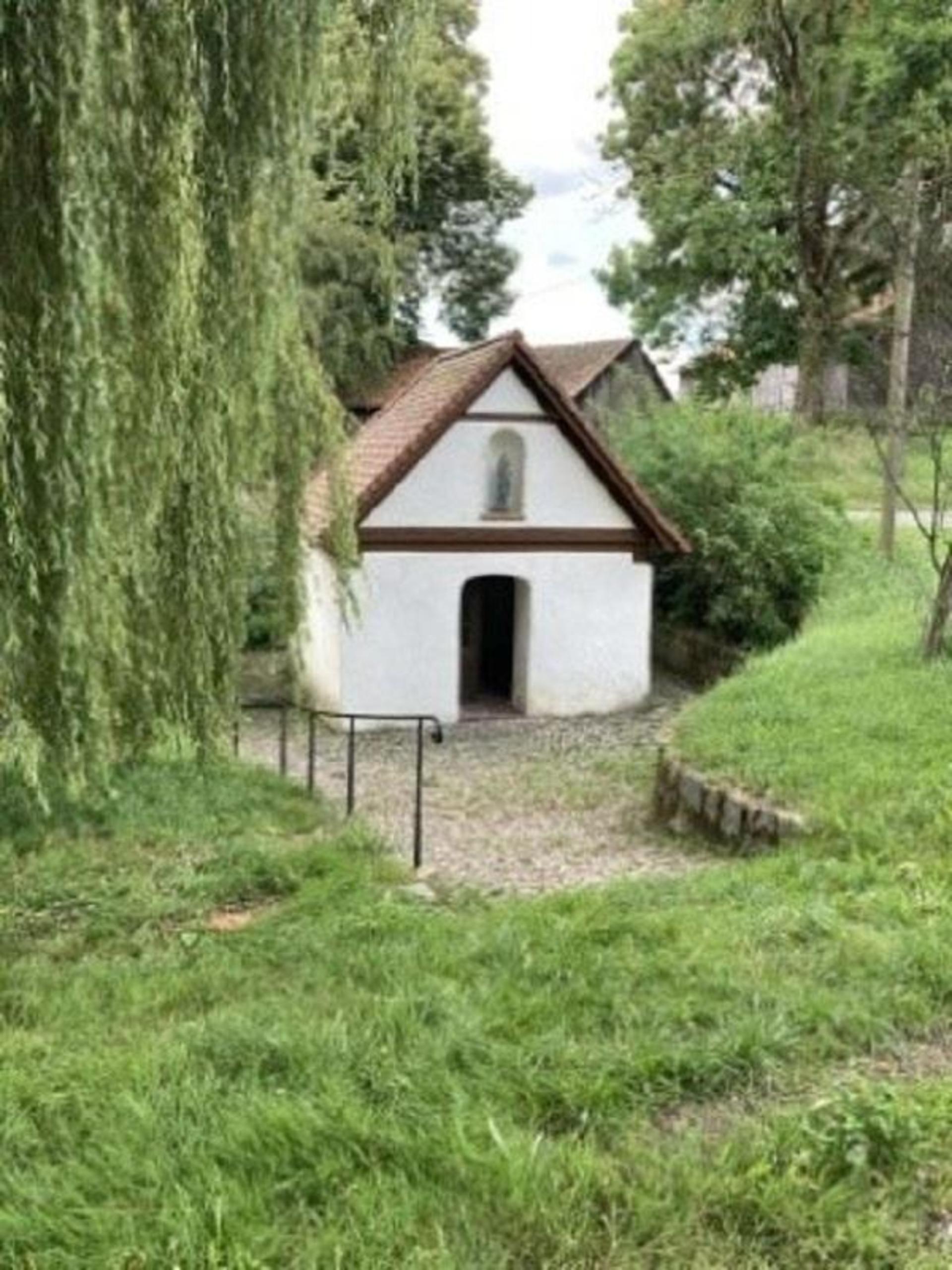 Laut Polizeiinspektion Neustadt/WN fehlen aus der Kapelle Wöllershof mehrere Gegenstände. Auch die Fenster der Kapelle sind demoliert.  (Bild: Polizei Neustadt/WN)