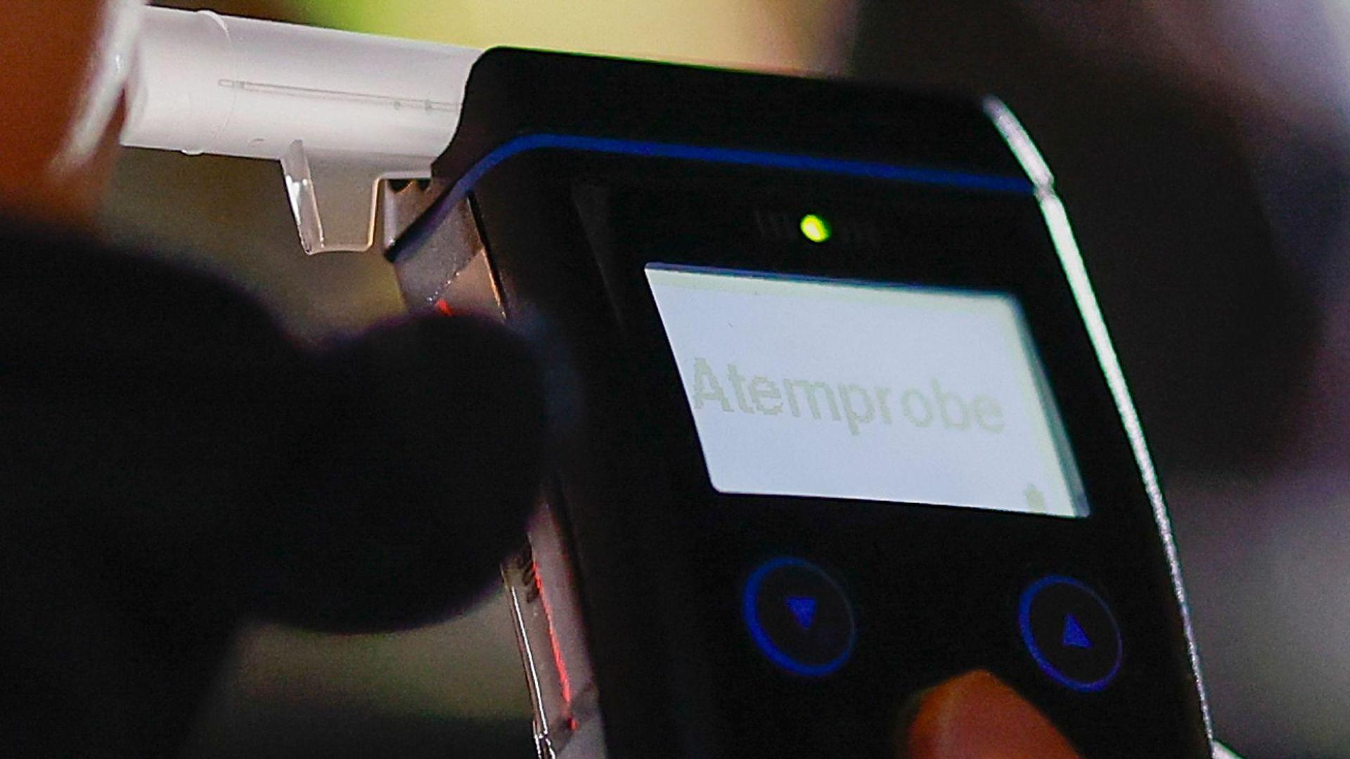 Bei mehreren Alkoholkontrollen hat die Polizei Eschenbach Fälle von Trunkenheit am Steuer festgestellt. (Symbolbild: Heiko Becker/dpa)