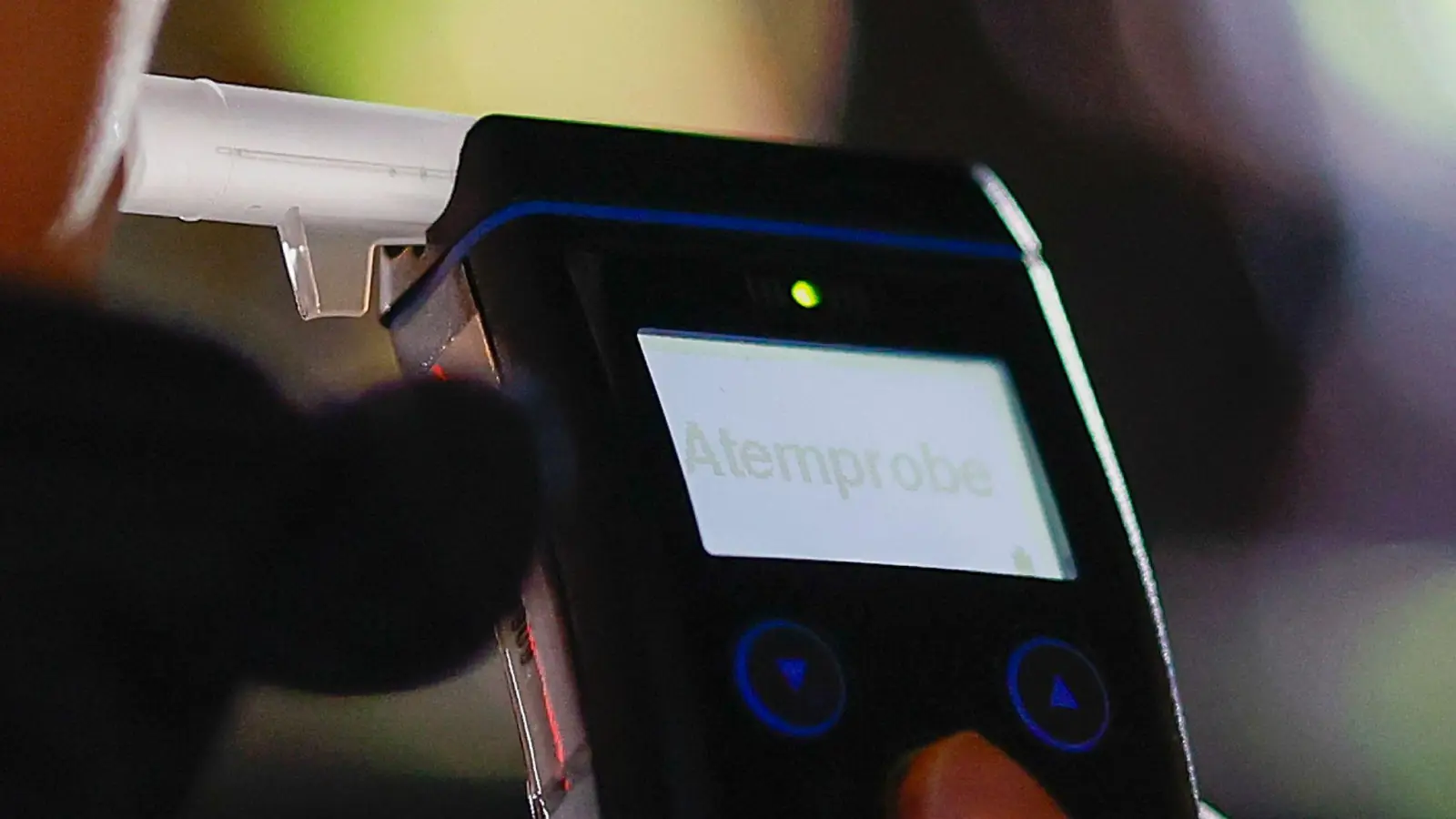 Bei mehreren Alkoholkontrollen hat die Polizei Eschenbach Fälle von Trunkenheit am Steuer festgestellt. (Symbolbild: Heiko Becker/dpa)