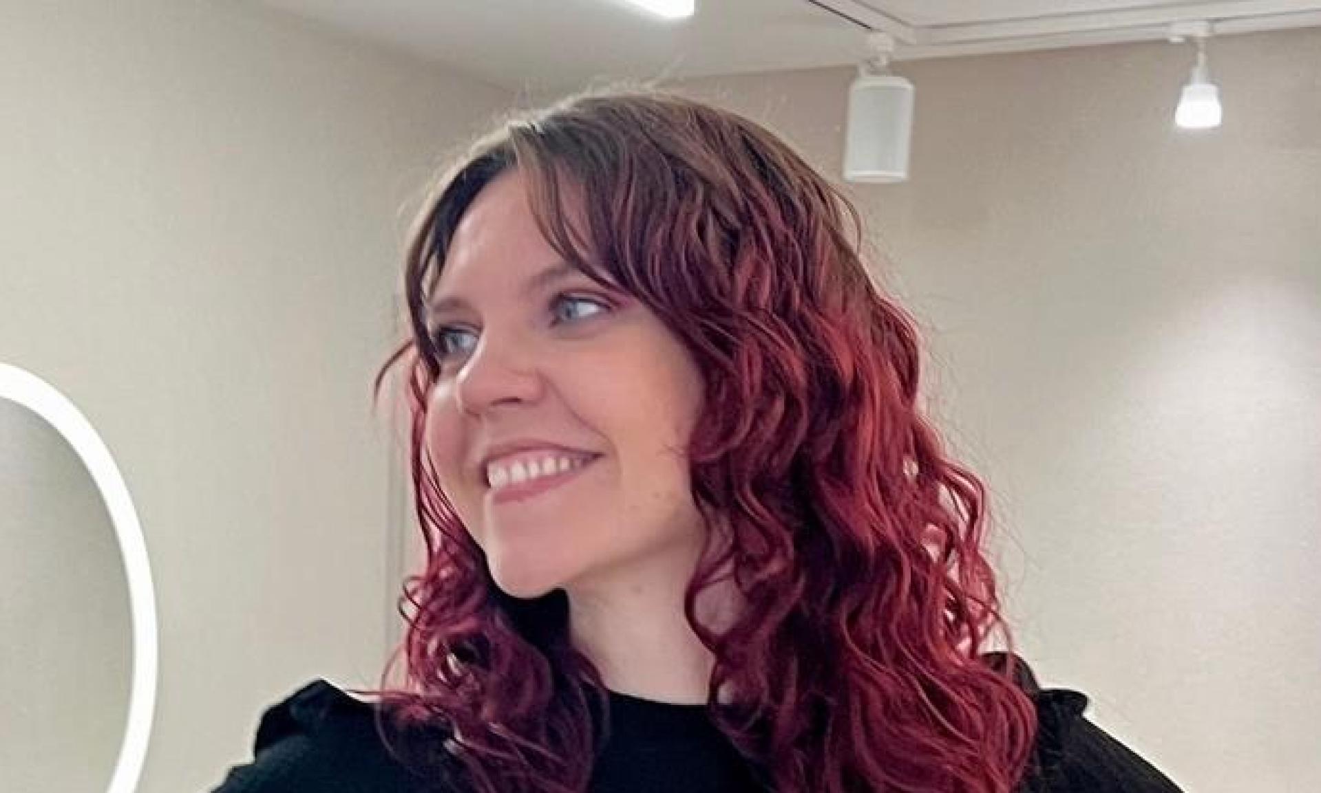 Sie will vor allem mit ihrer Kreativität überzeugen: Jana Reyes in ihrem neuen Friseursalon „Mit Herz und Farbe” in Weiherhammer.  (Bild: Gabi Schönberger)