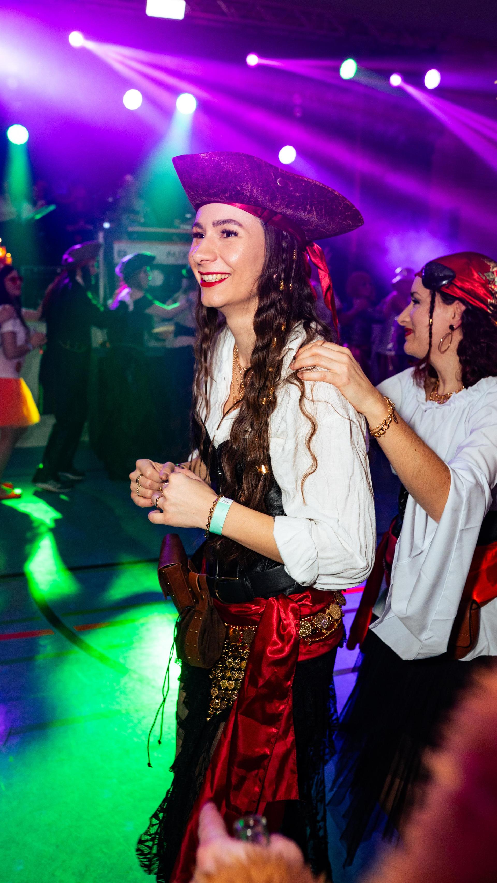 Beim Faschingsball des FC Luhe gings mit Vollgas weiter im Faschingstreiben.  (Bild: Hannes Stock)