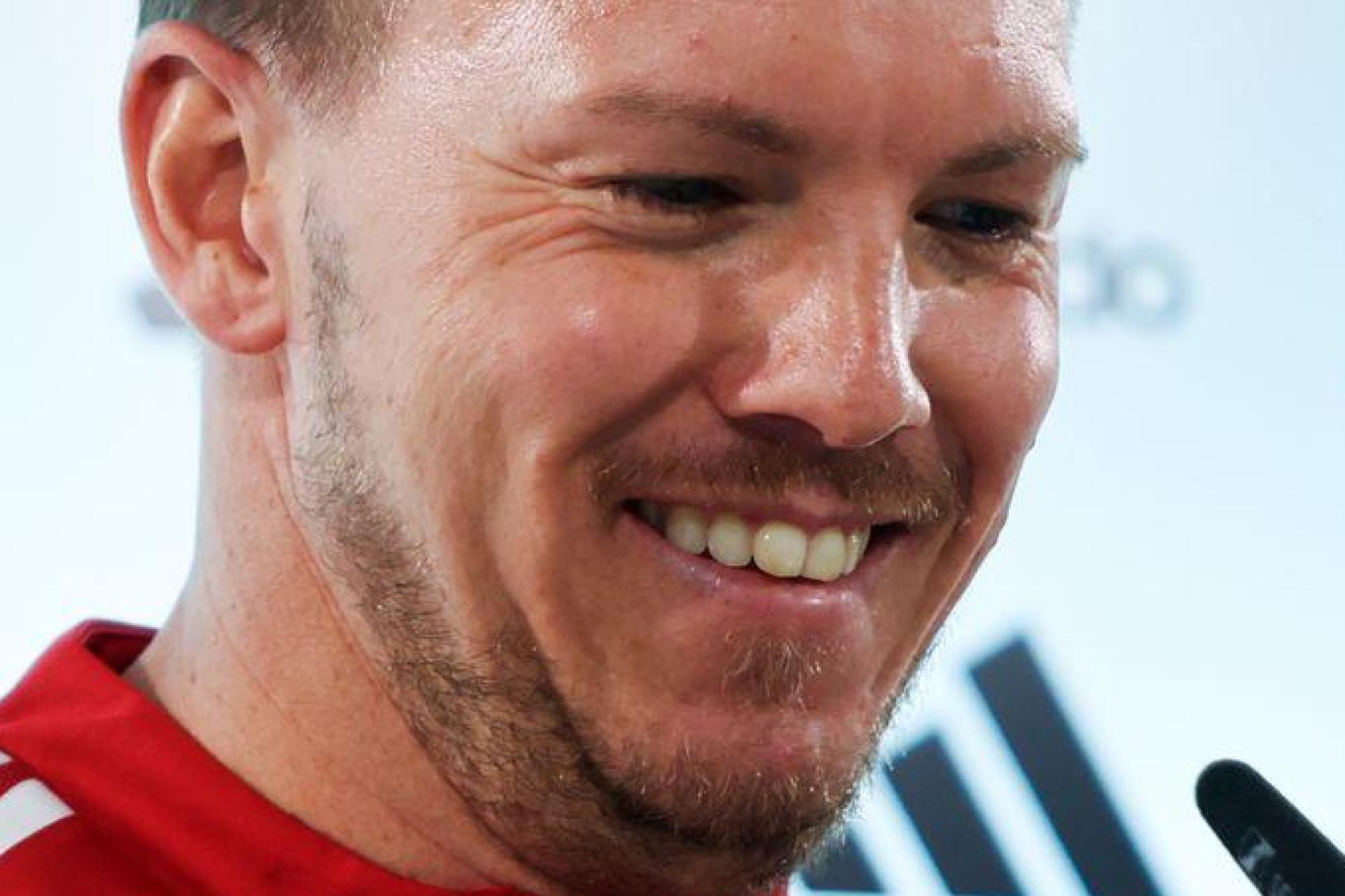 Julian Nagelsmann richtet das Mikrofon bei der Pressekonferenz.  (Bild: Christian Charisius/dpa)