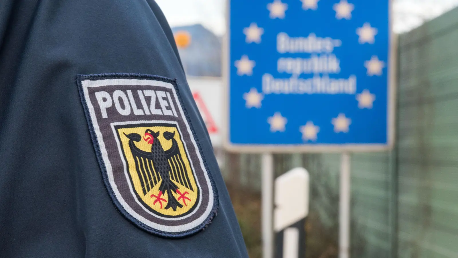 An der Grenze zwischen Tschechien und Deutschland werden derzeit wieder vermehrt Autofahrer entdeckt, die illegale Böller dabei haben. (Symbolbild: Bundespolizei)