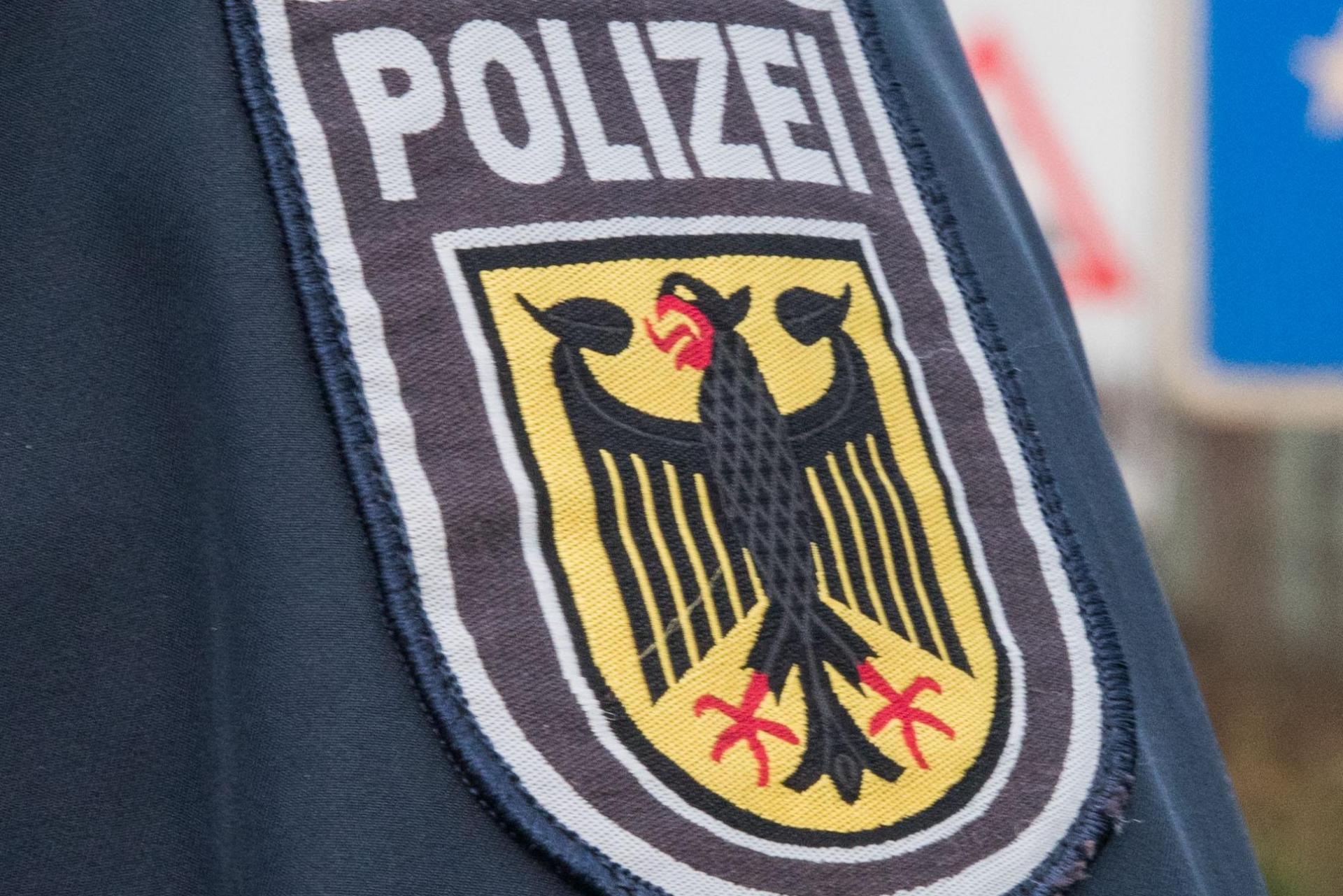 Die Bundespolizeiinspektion Waidhaus hat auf der A 6 einen syrischen Asylbewerber festgenommen, der per Haftbefehl gesucht wurde.  (Symbolbild: Bundespolizei)