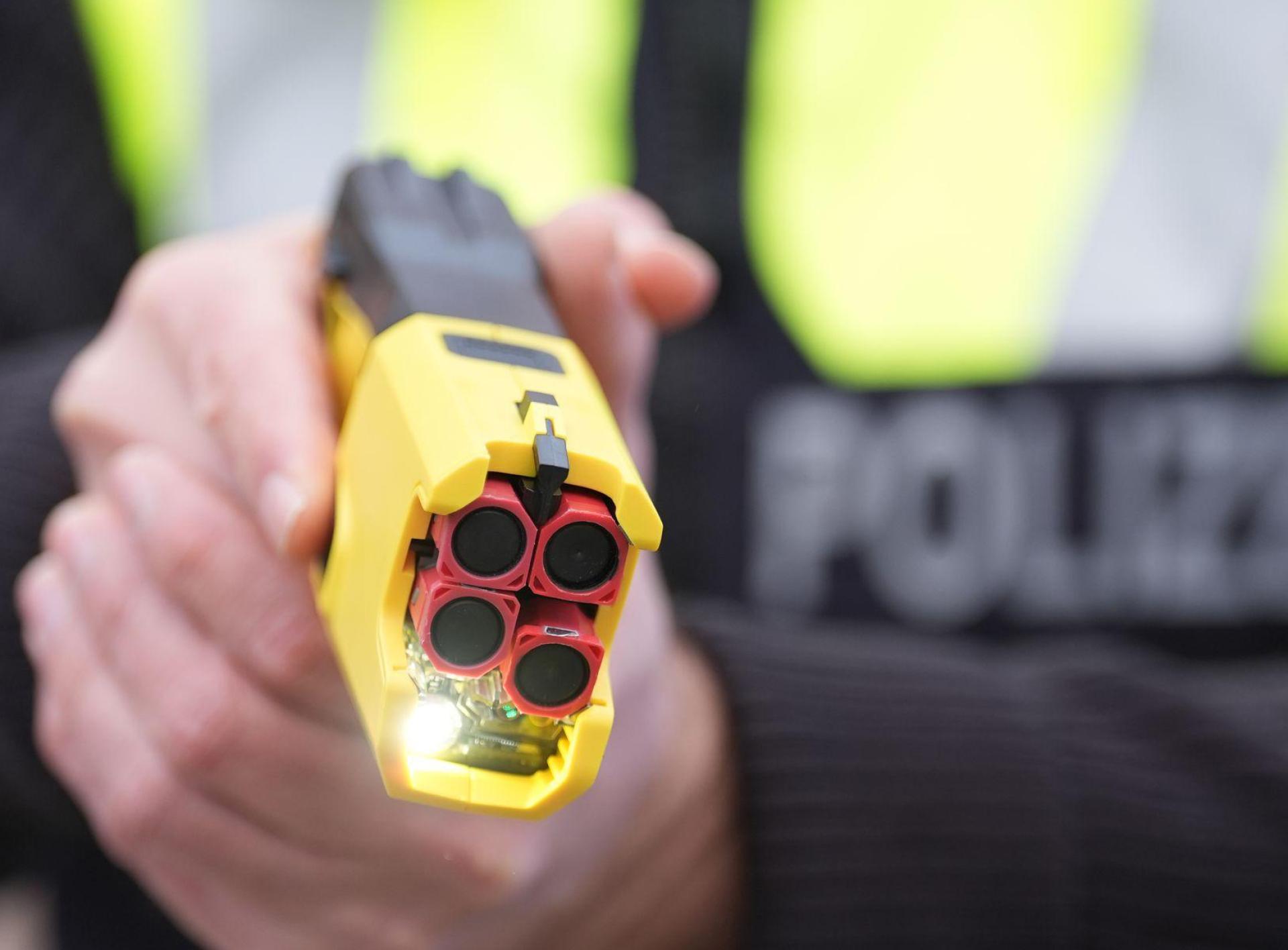 Elektroschockgeräte wirken oft schon bei ihrem reinen Anblick abschreckend. (Symbolbild) (Bild: Marcus Brandt/dpa)