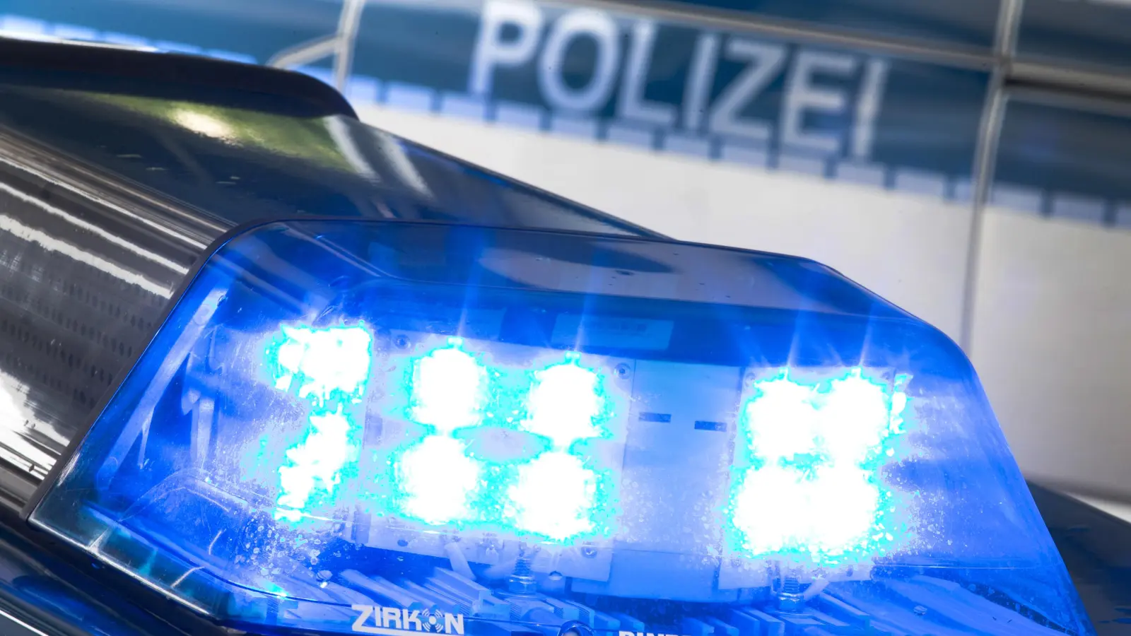 Ein Pkw fängt plötzlich Feuer. (Bild: Friso Gentsch)