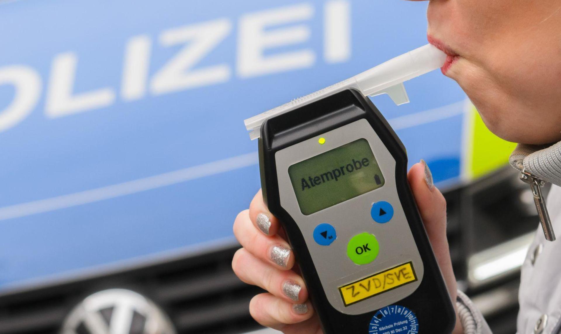 Auffälliger Alkoholkonsum blieb 2025 die häufigste Ursache für eine MPU. (Symbolbild) (Bild: Julian Stratenschulte/dpa)