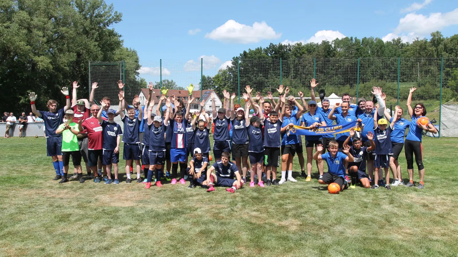 Das Team Bananenflanke (links) und die Mannschaft des Lionsclubs Neustadt/WN stimmen sich auf das Fußballmatch ein. (Bild: pi)
